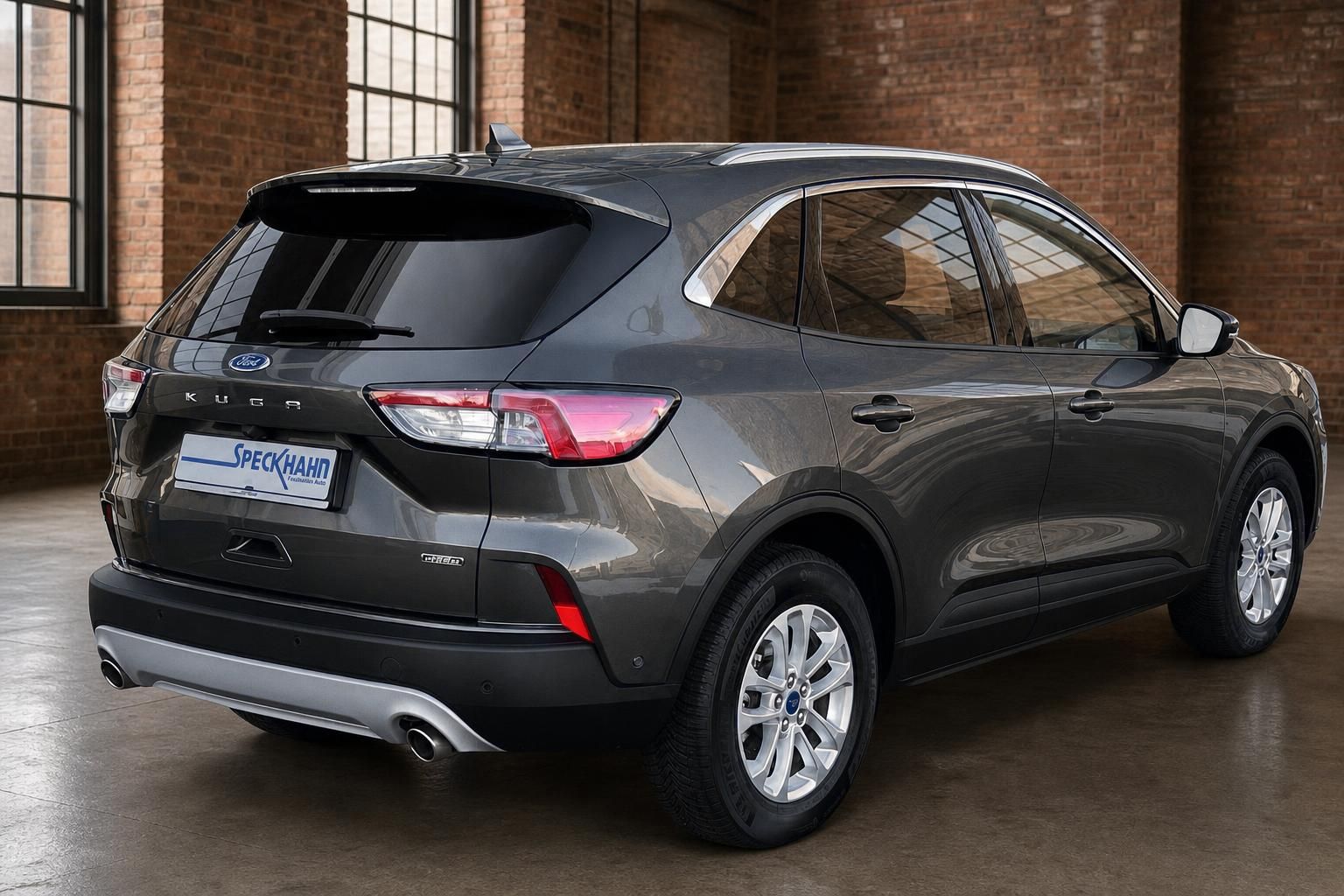 Ford Kuga Grau, Heck- und Seitenansicht mit Alufelgen