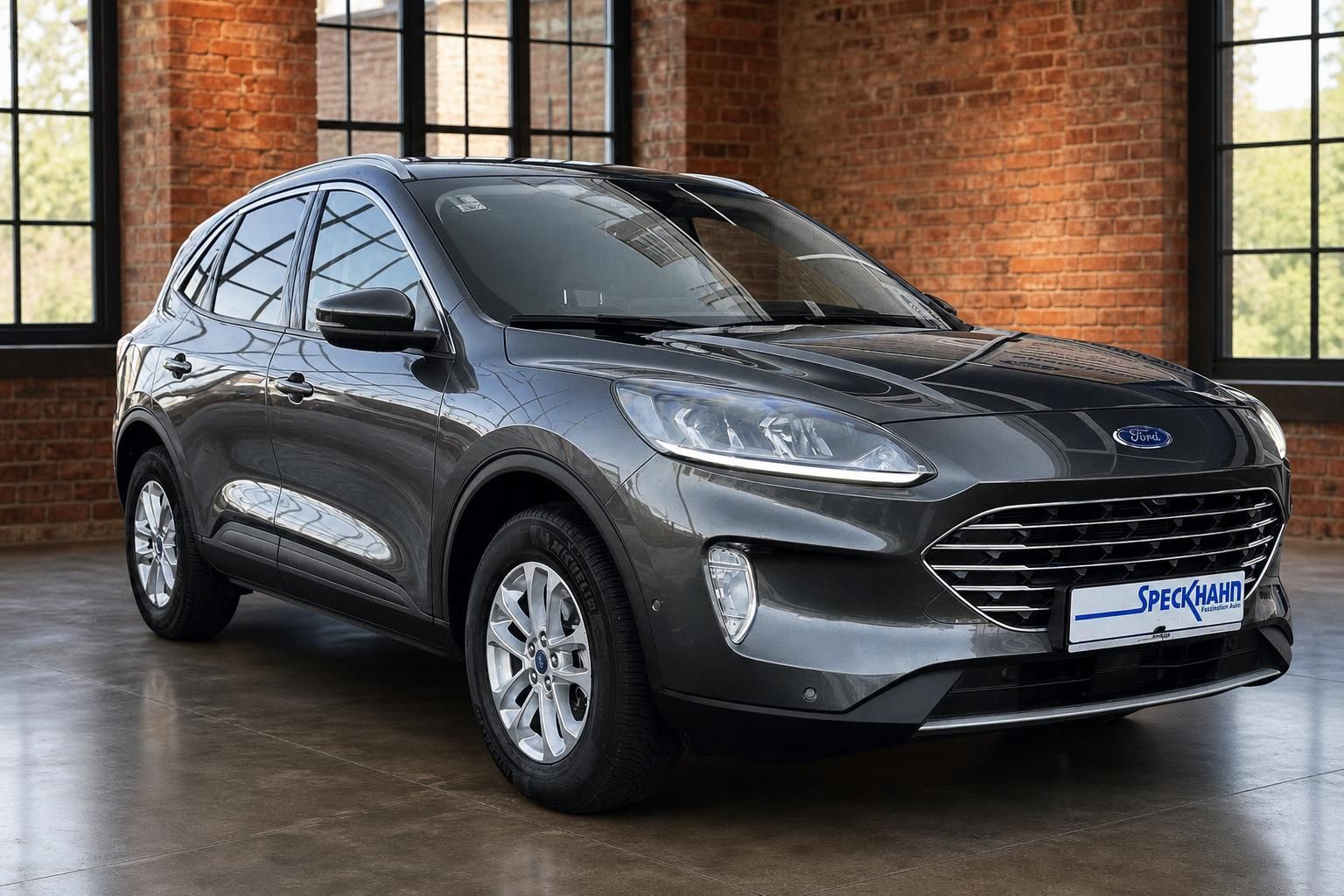 Ford Kuga Grau, Frontansicht mit LED-Scheinwerfern in Halle