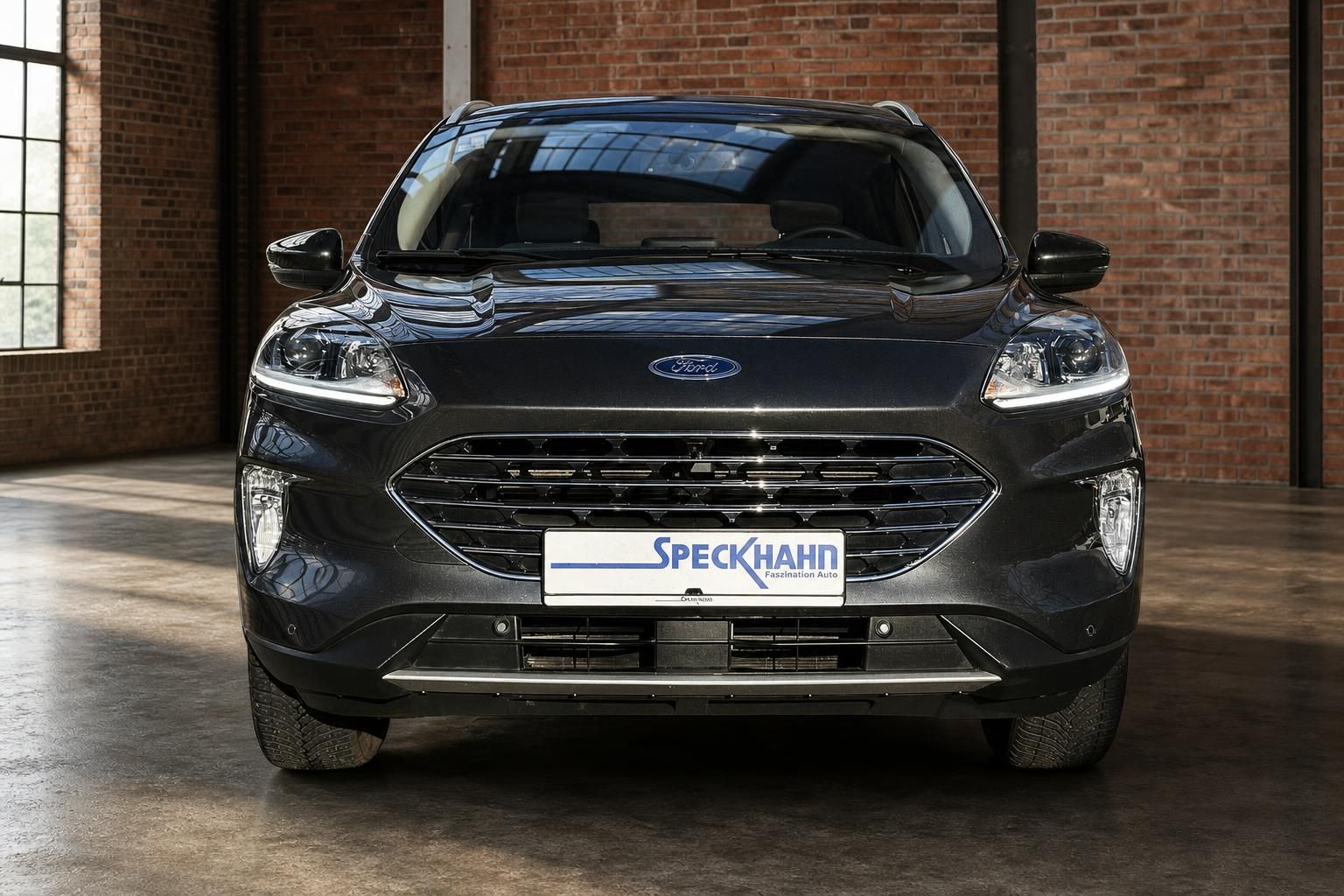 Ford Kuga Frontansicht in Grau mit LED-Scheinwerfern in Halle fotografiert