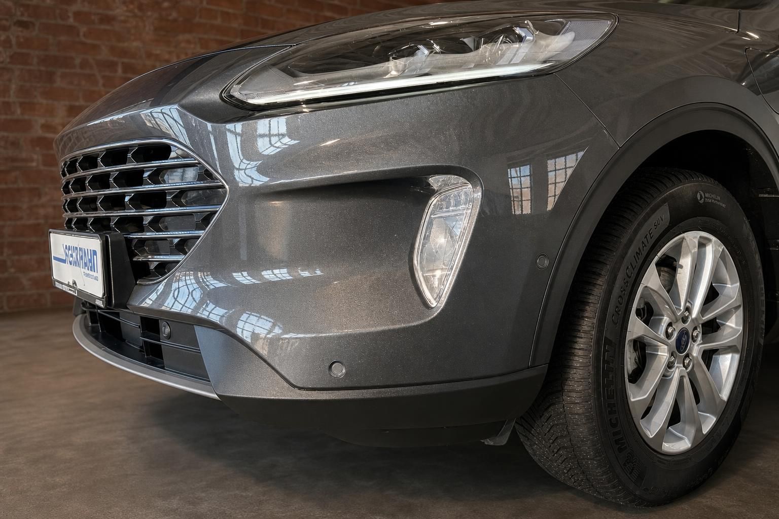 Ford Kuga Frontstossstange Detail mit Nebelscheinwerfer und Leichtmetallfelge