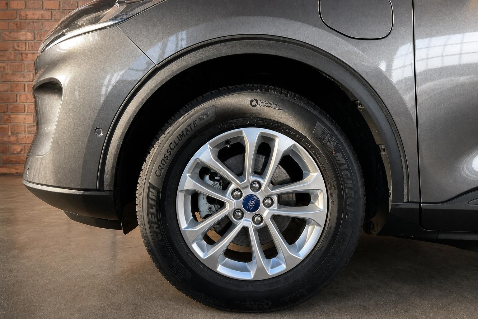 Ford Kuga Leichtmetallfelge mit Michelin CrossClimate SUV Reifen Nahaufnahme