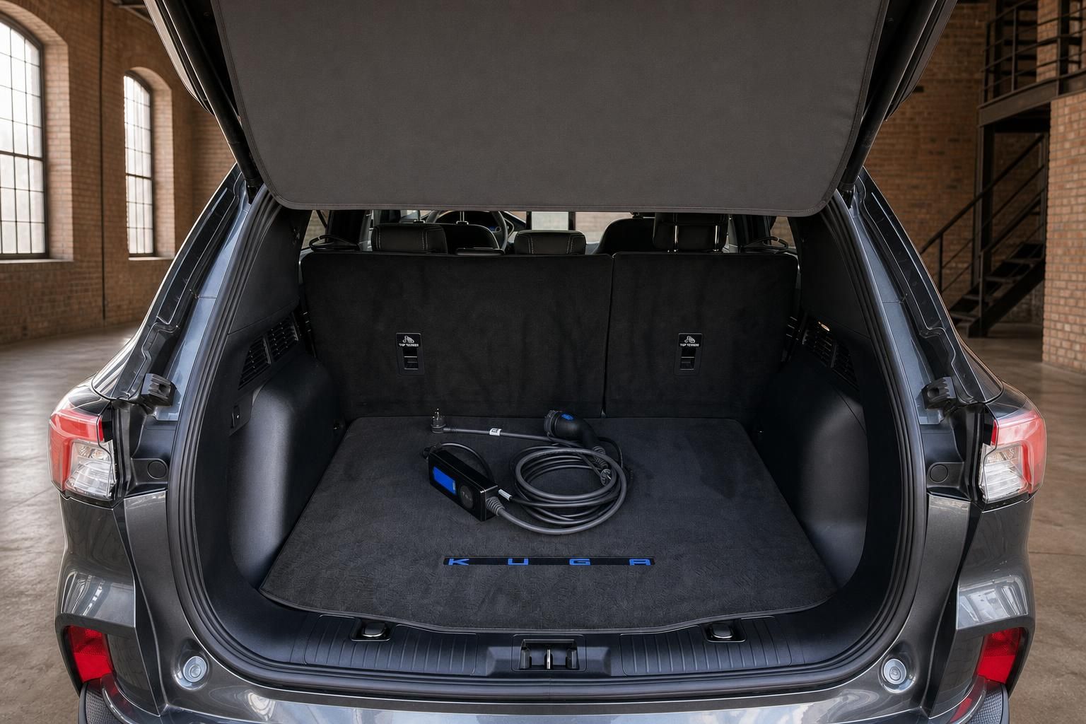 Ford Kuga Kofferraum mit Ladekabel fuer Plug-in-Hybrid Ansicht von hinten