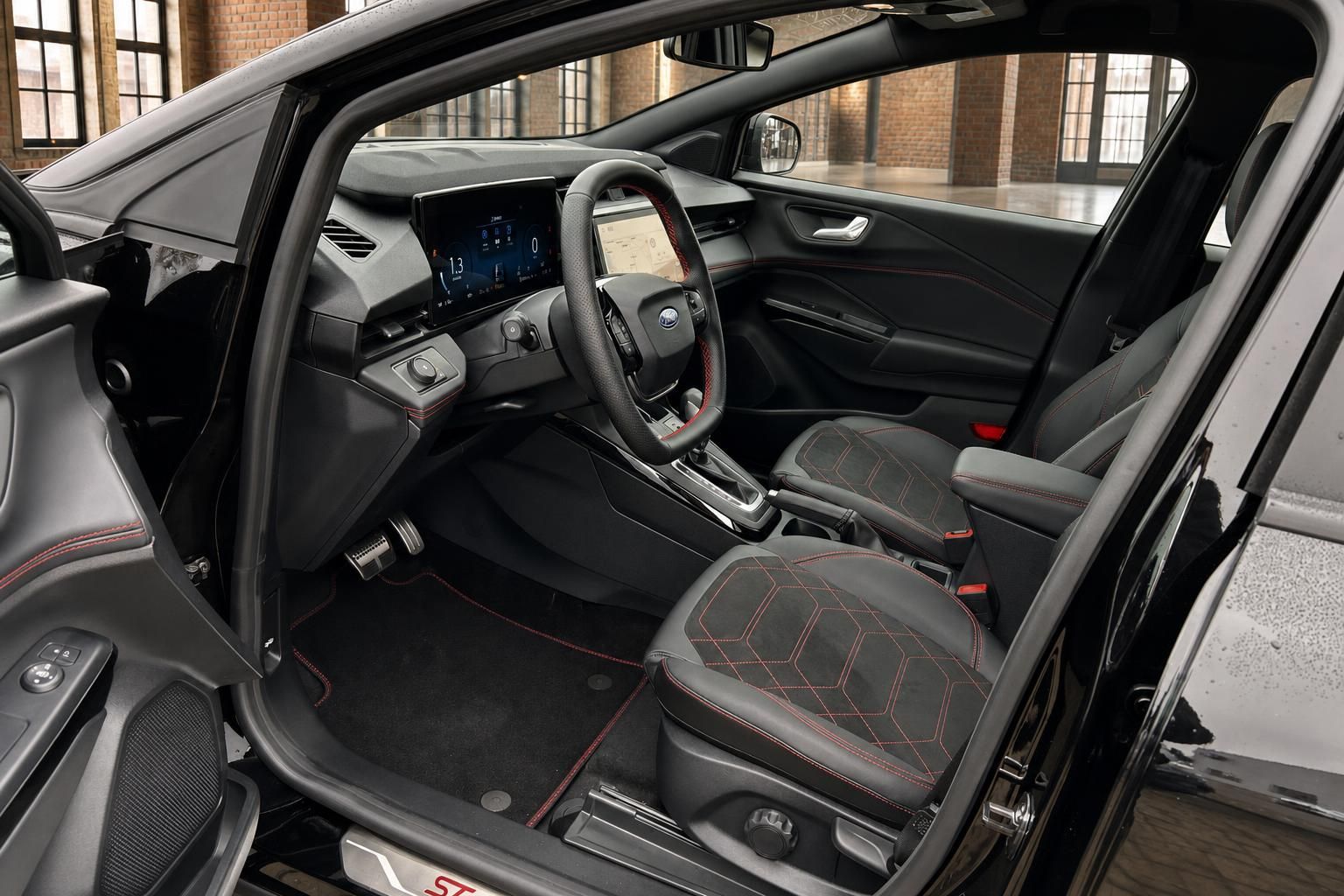 Innenraum Ford ST-Line mit Sportsitzen und Lenkrad im Detail