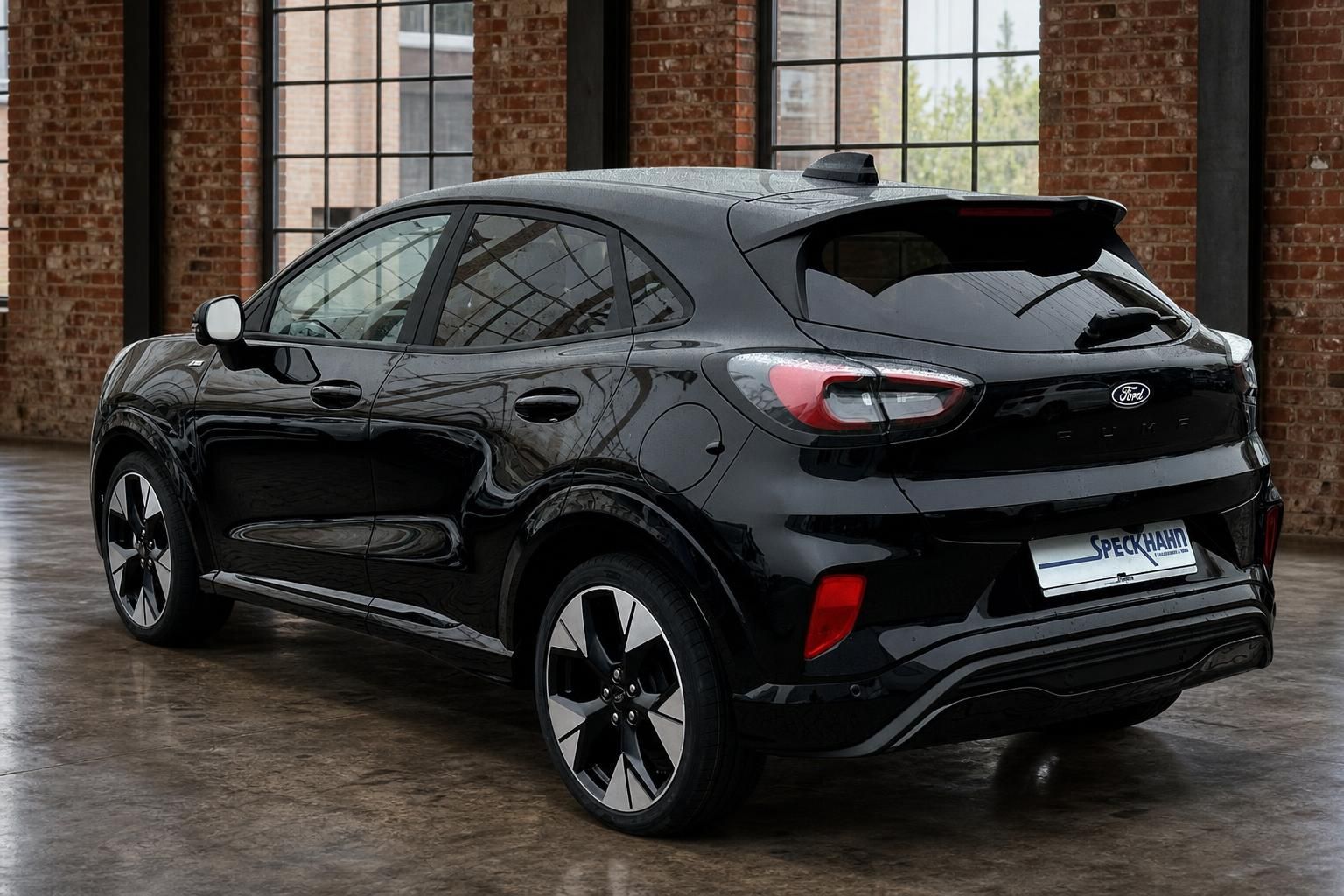 Ford Puma schwarz Heckansicht seitlich vor Fensterfront
