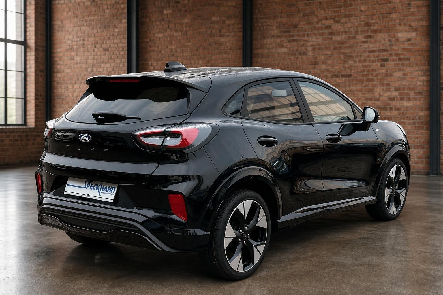 Ford Puma schwarz Heck seitlich mit Alufelgen im Showroom