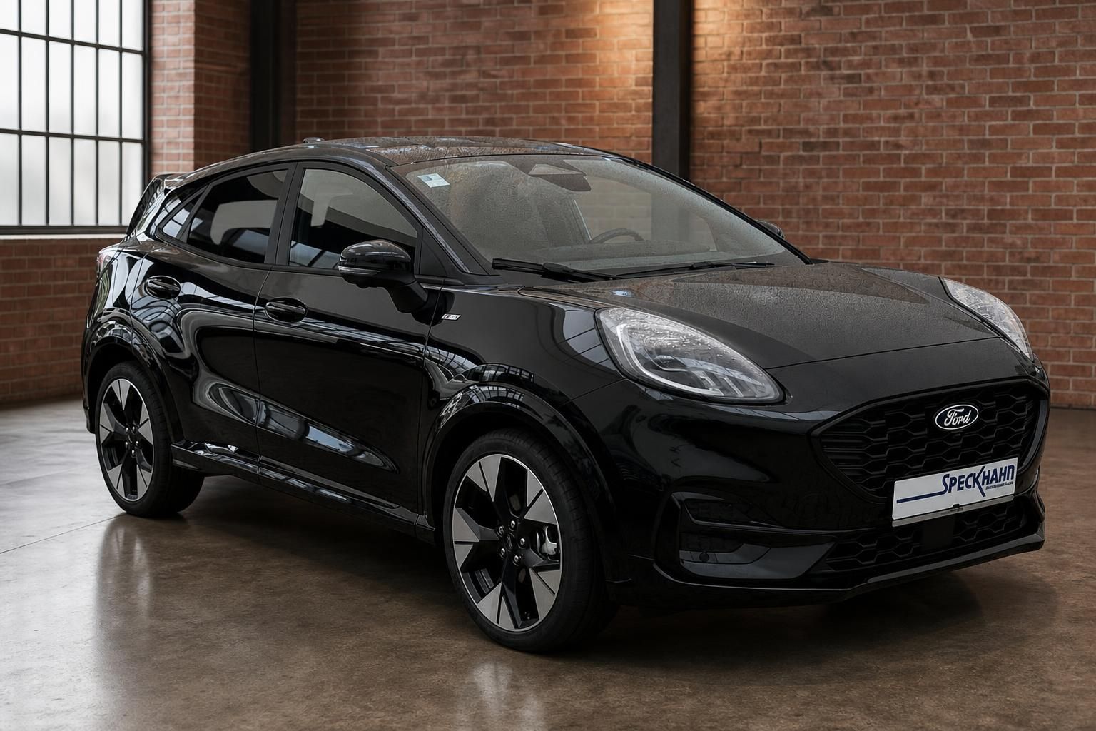 Ford Puma schwarz Frontansicht seitlich im Showroom
