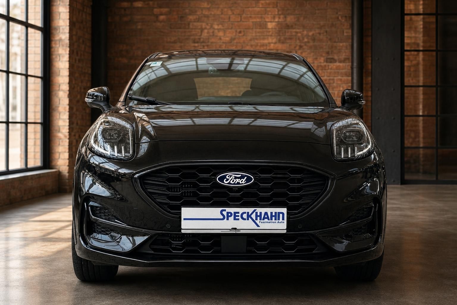 Ford in Schwarz Frontansicht mit Kuehlergrill und LED-Scheinwerfern