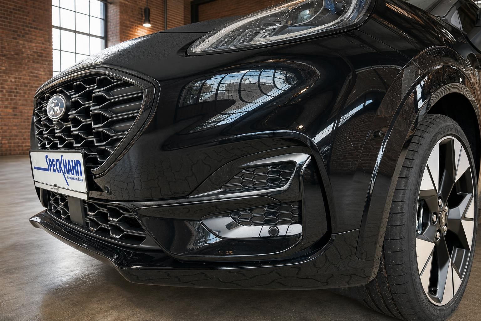 Ford schwarz Detailansicht Frontstossstange und Scheinwerfer