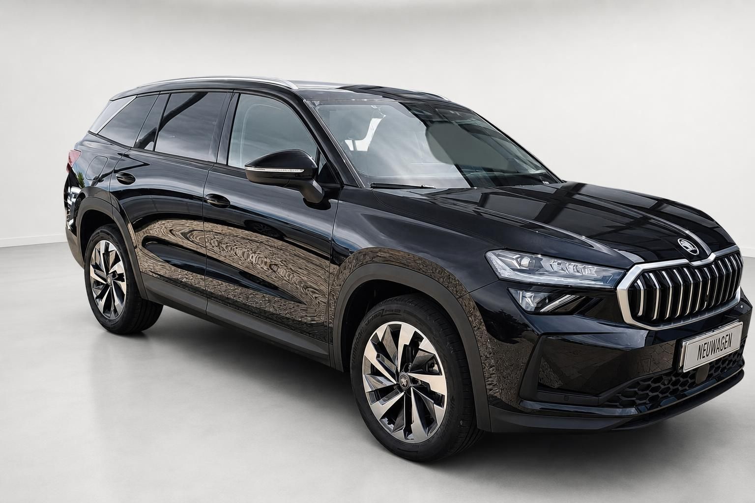 Skoda SUV schwarz Frontansicht seitlich im Studio