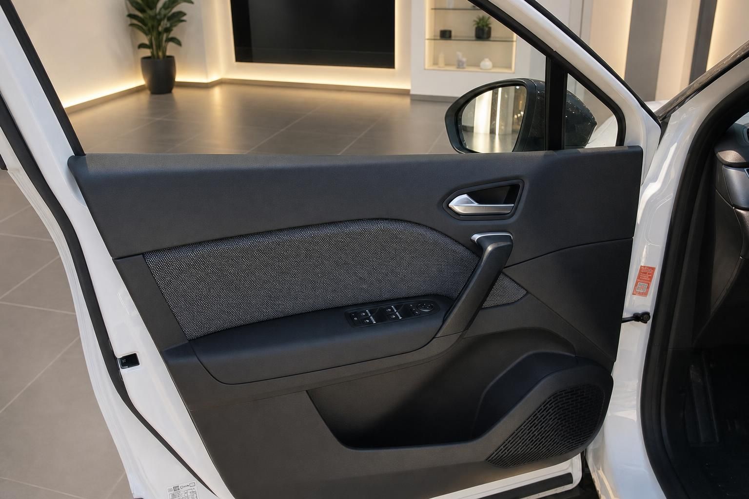 Fahrzeug Fahrertür innen mit Fensterheberschalter und Türverkleidung – schwarzes Interieur