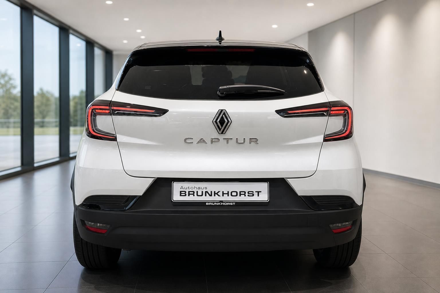 Renault Captur weiss Heckansicht im Autohaus Brunkhorst mit LED-Rückleuchten