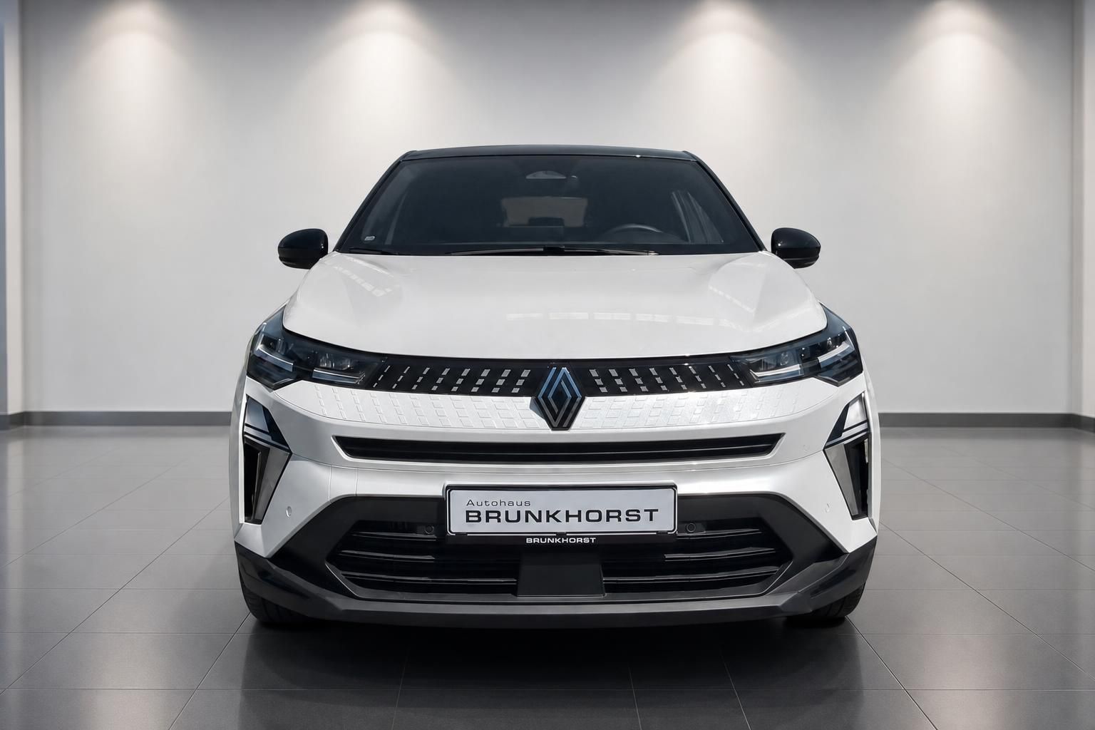Renault Captur weiss Frontansicht gerade im Autohaus Brunkhorst Showroom