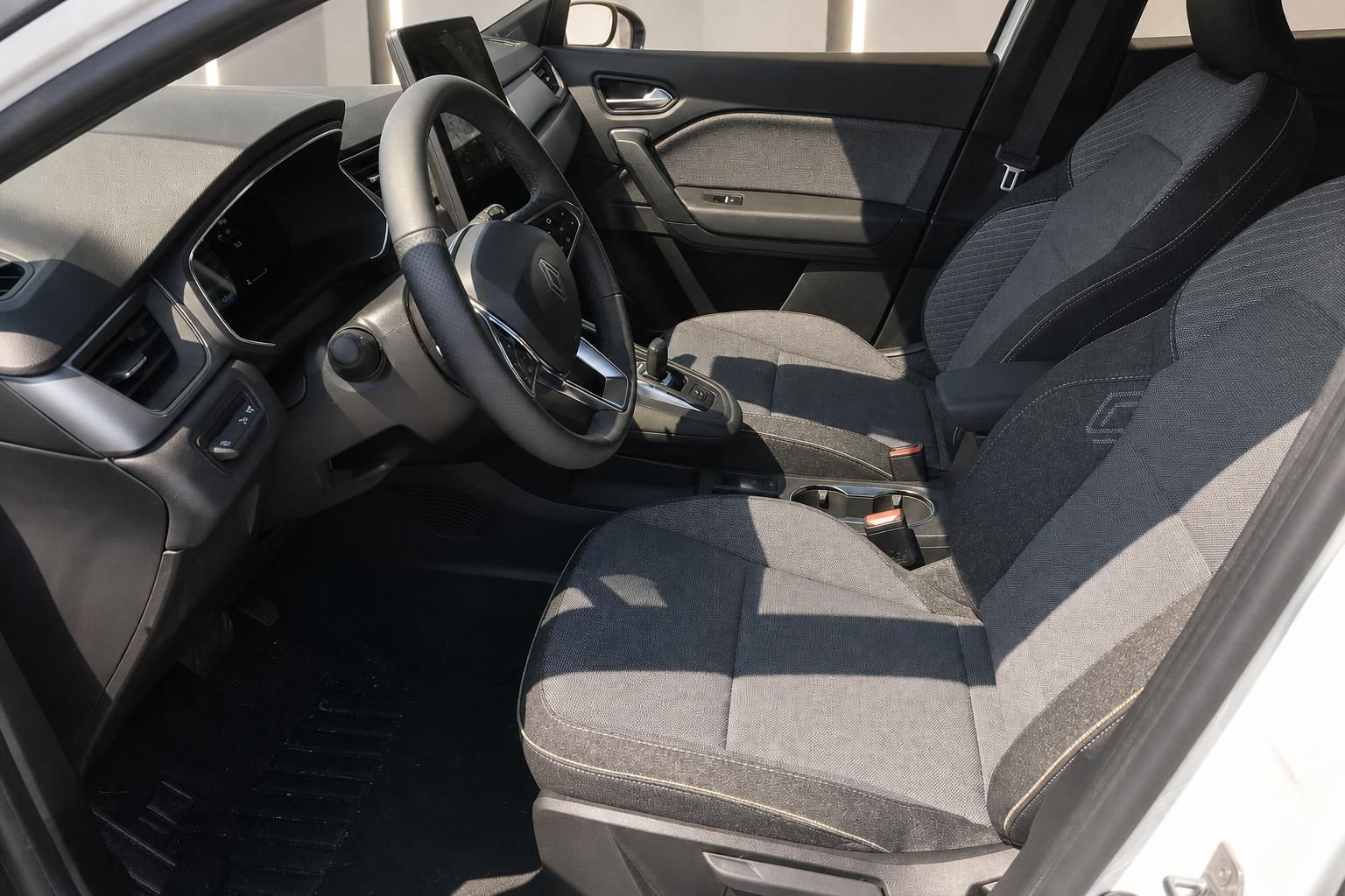 Renault Captur Innenraum Vordersitze grau-blau mit Lenkrad und Mittelkonsole