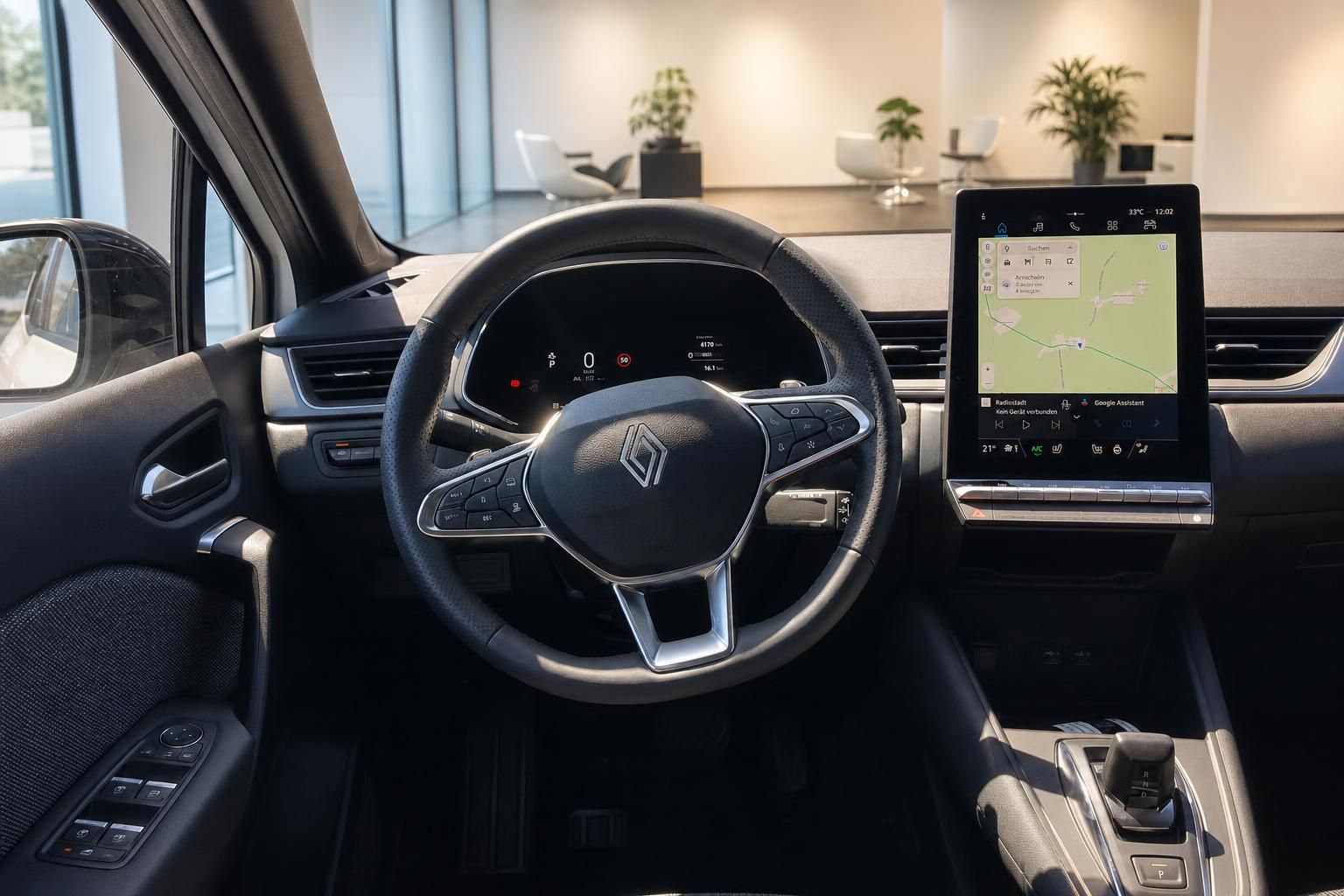 Renault Innenraum mit Lenkrad und großem Touchscreen-Navi – modernes Cockpit im Autohaus