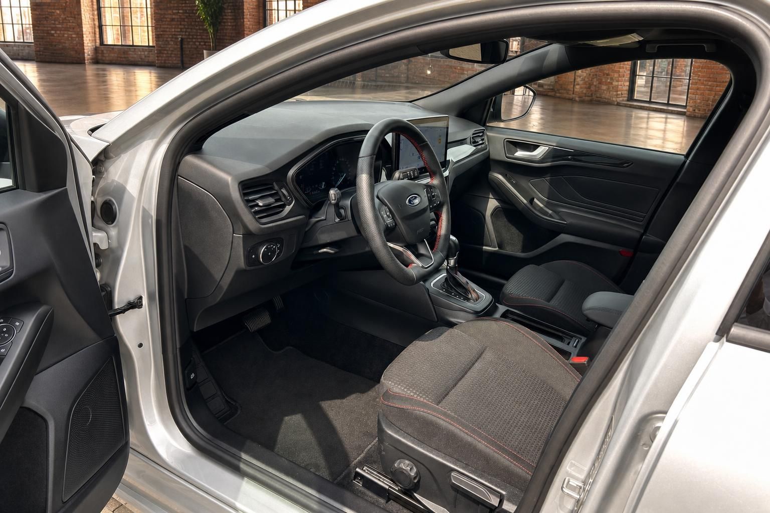 Ford Innenraum mit Cockpit, Lenkrad und Sportsitzen in Schwarz