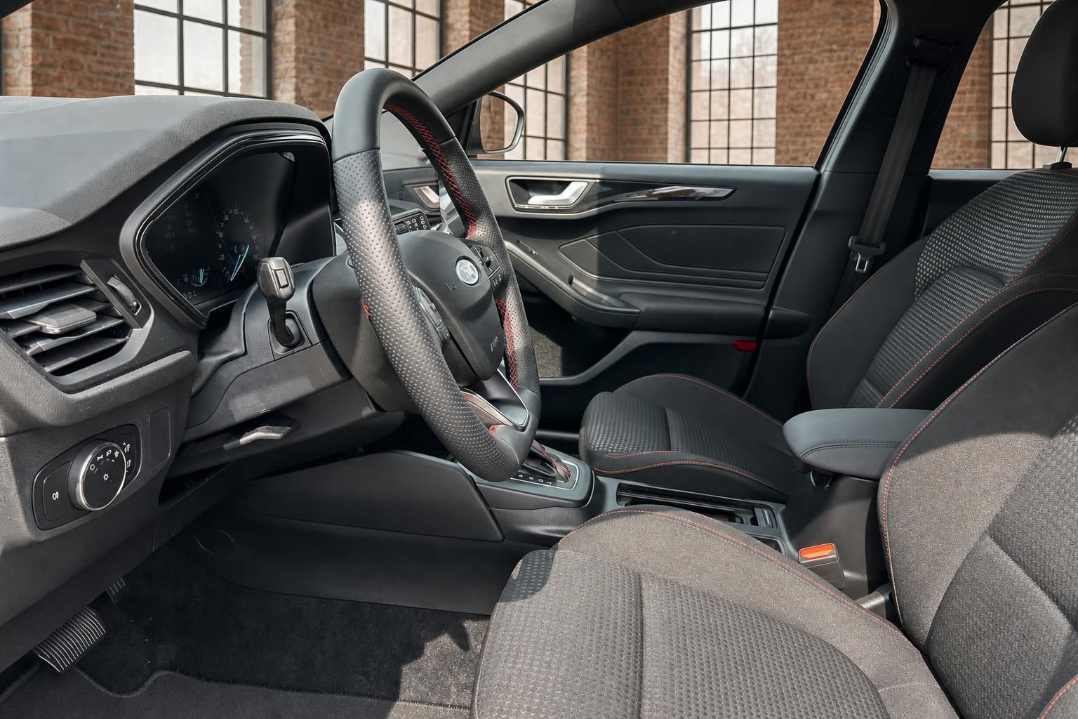 Ford Fokus Innenraum Vordersitze und Lenkrad im Detail