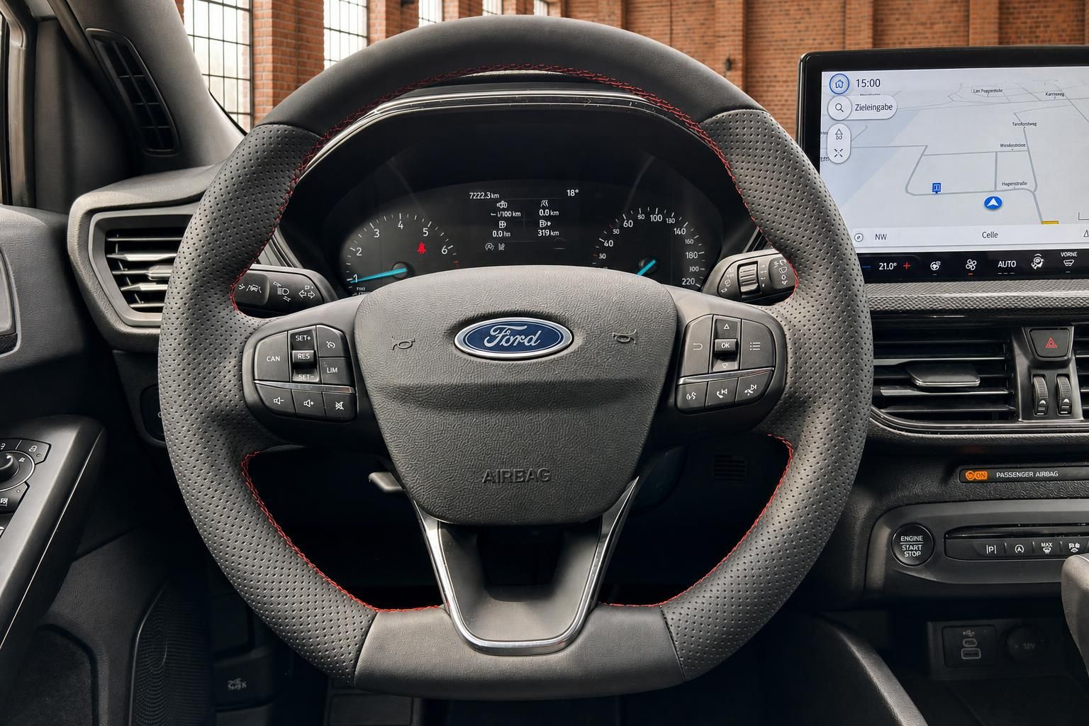 Ford Fokus Lenkrad Nahaufnahme mit Bedienelementen und Display