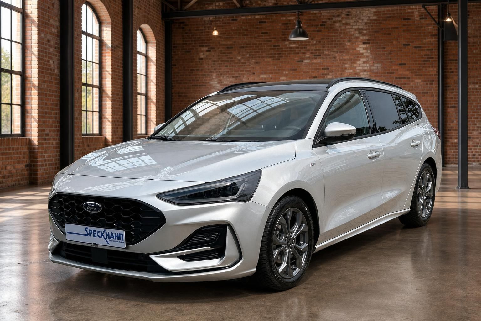 Ford Focus Turnier silber Frontansicht in Industriehalle