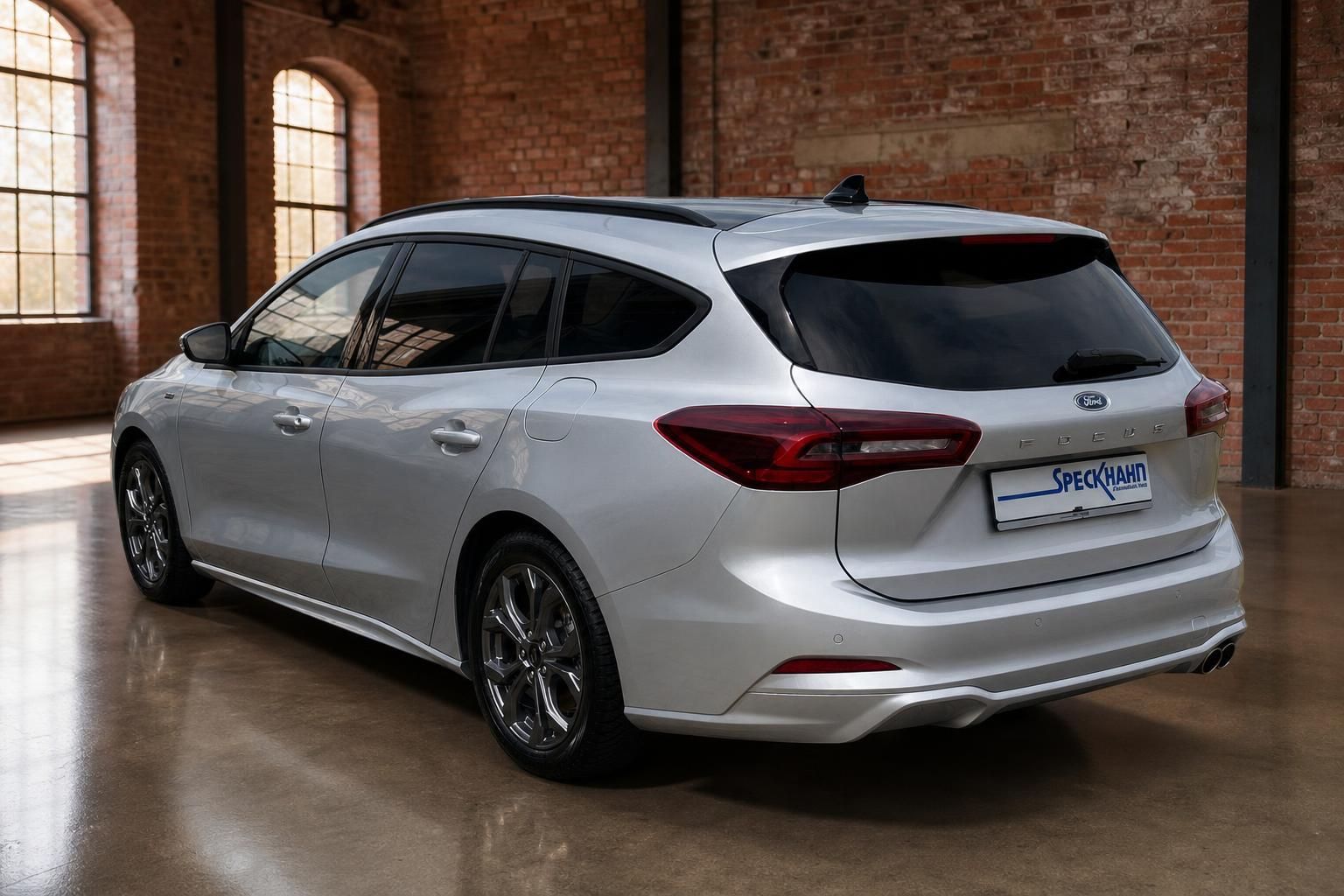 Ford Focus Turnier silber Heckansicht schraeg von hinten
