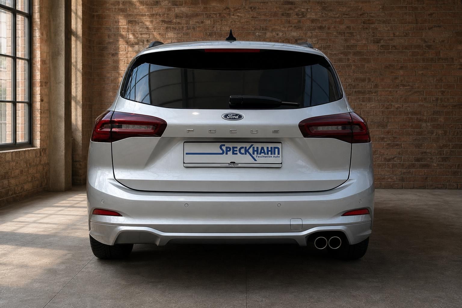 Ford Focus Turnier silber Heckansicht mit Doppelauspuff