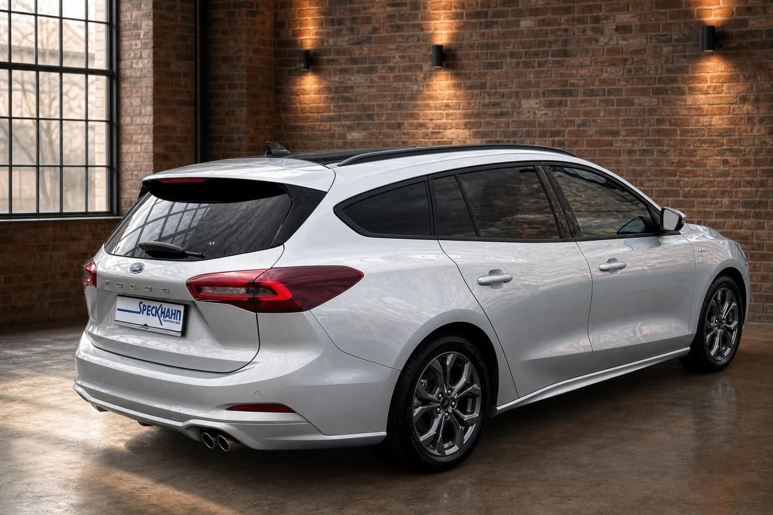 Ford Focus Turnier silber Seitenansicht schraeg von hinten