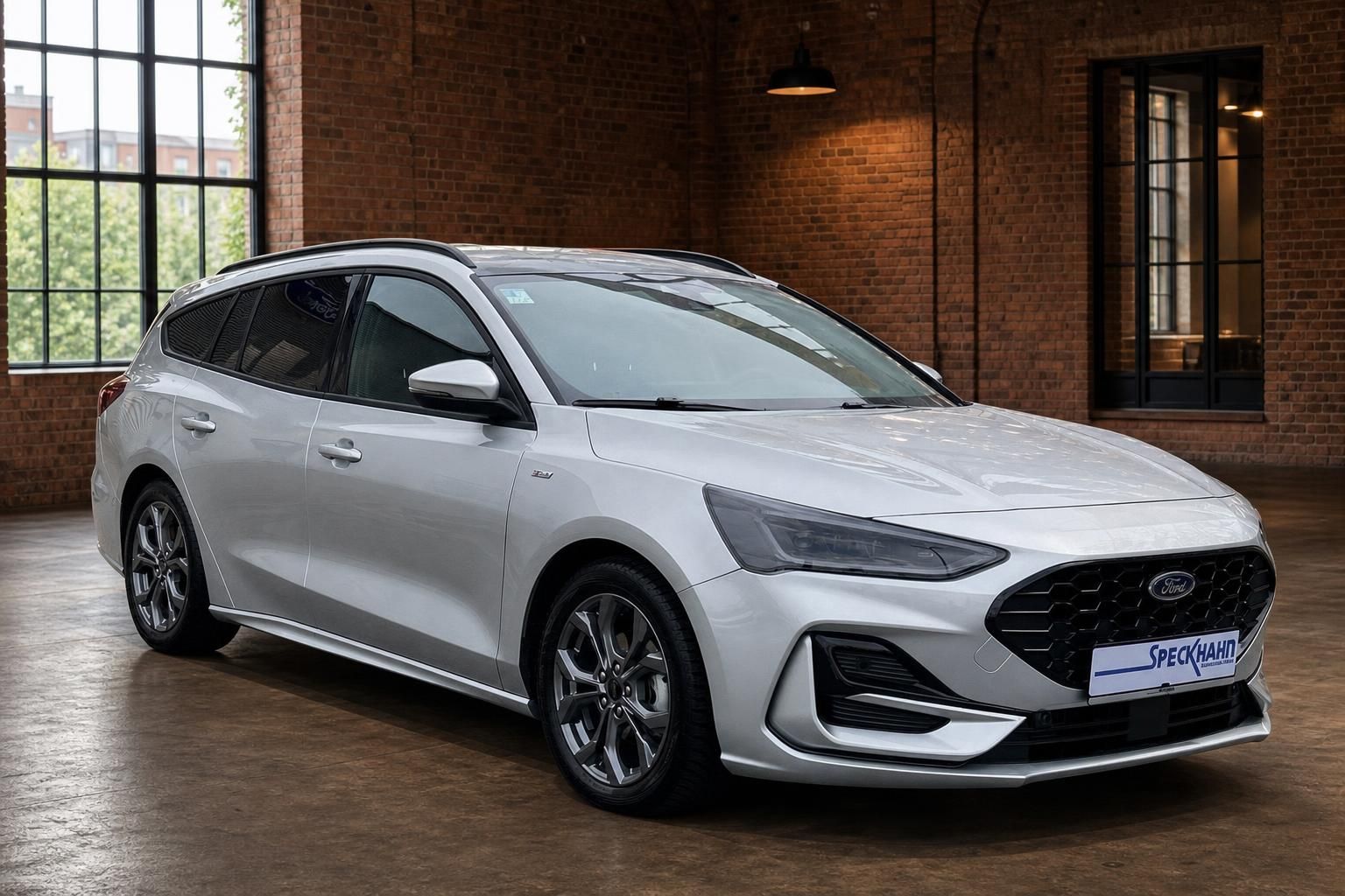 Ford Focus Turnier silber Frontansicht schraeg in Halle