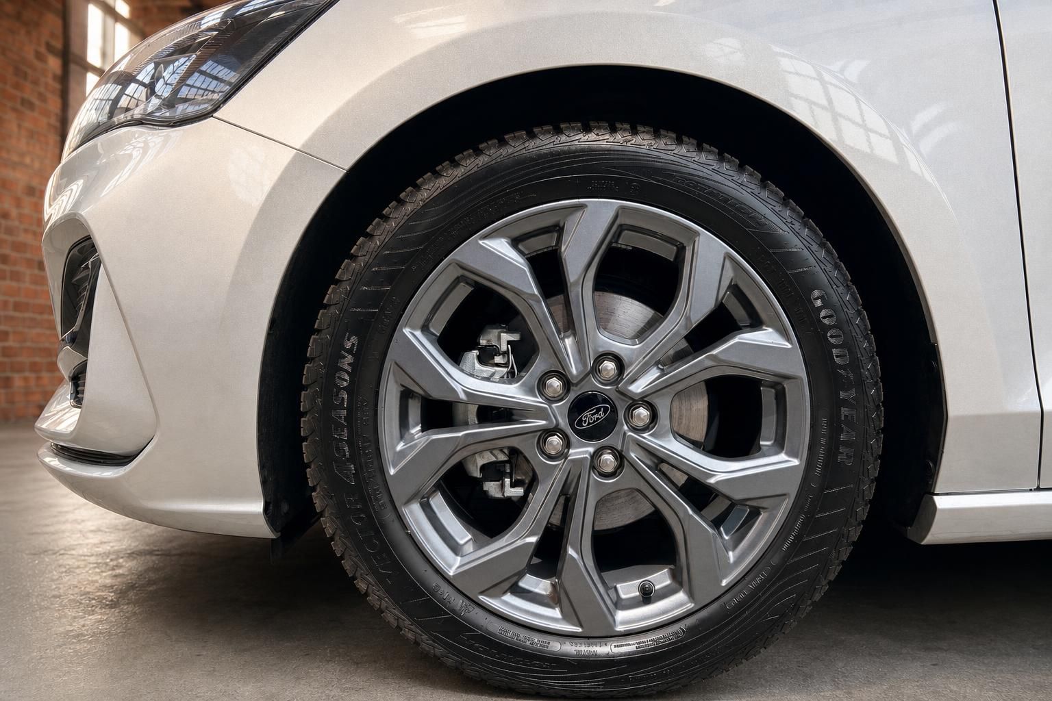 Ford Kombi Vorderrad mit Leichtmetallfelge und Goodyear Reifen