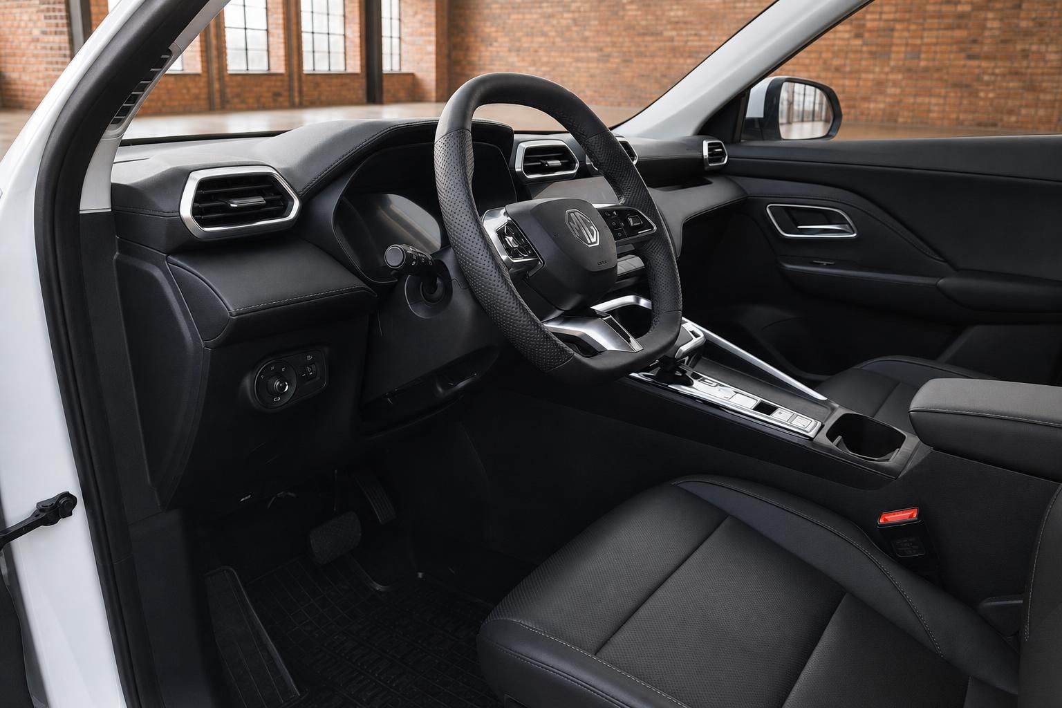 MG SUV Innenraum schwarz mit Lederlenkrad und Cockpit