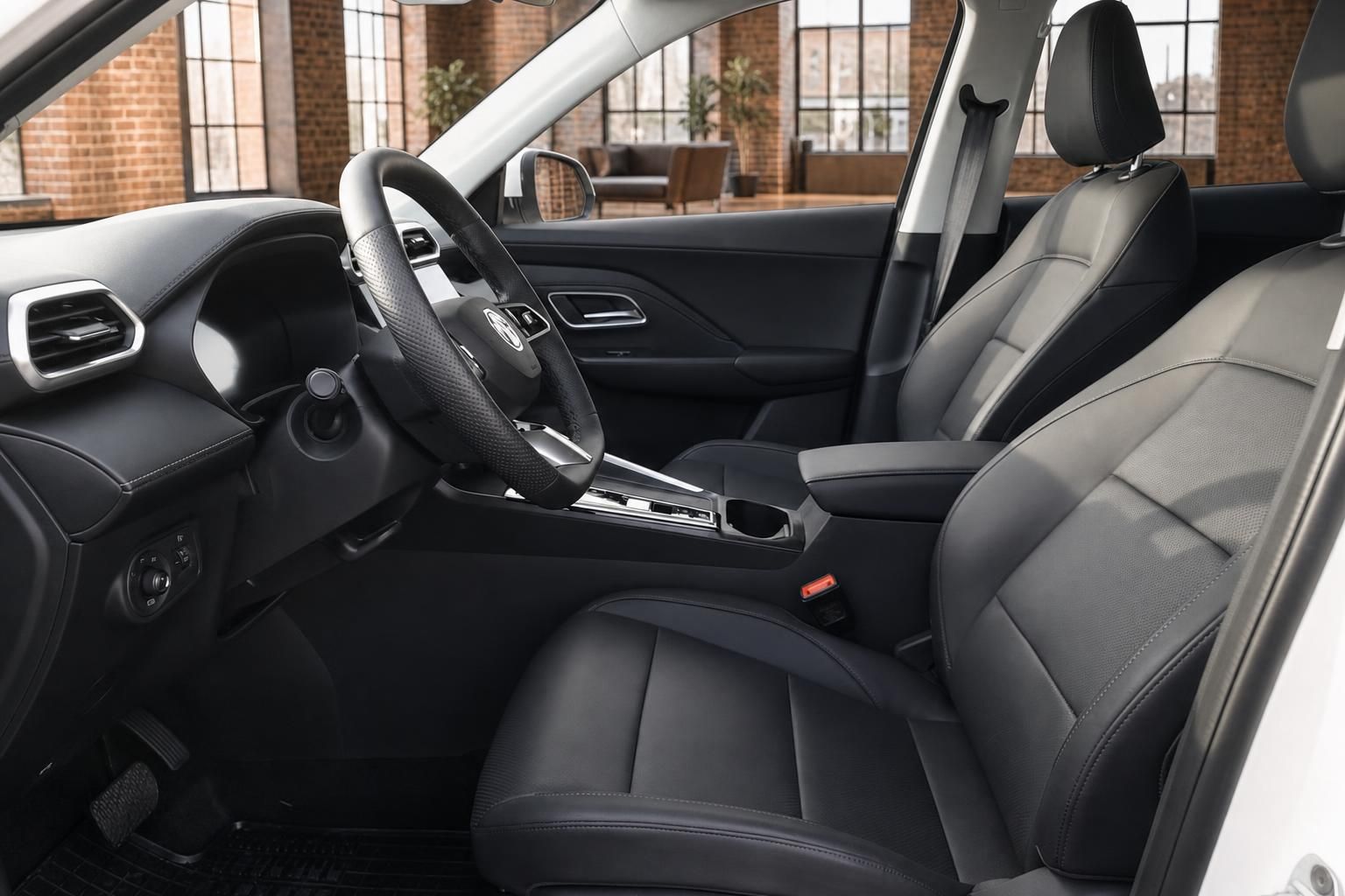 MG SUV Innenraum Vordersitze schwarzes Leder Fahrerseite