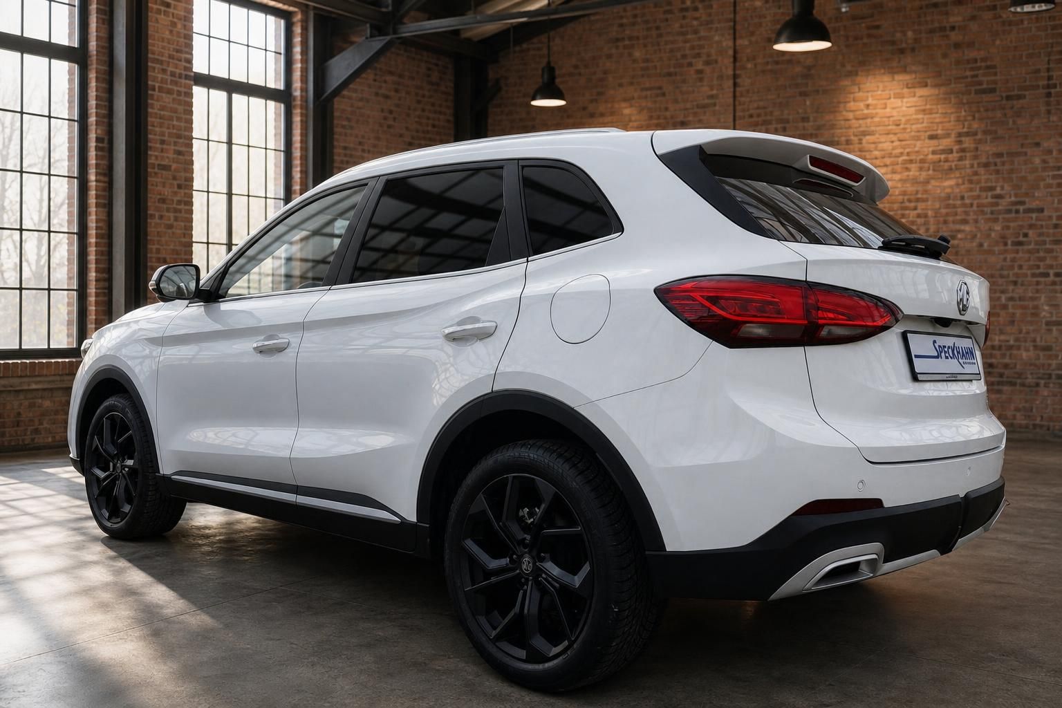 MG ZS Hybrid+ weiß, Heckansicht schräg mit schwarzen Felgen