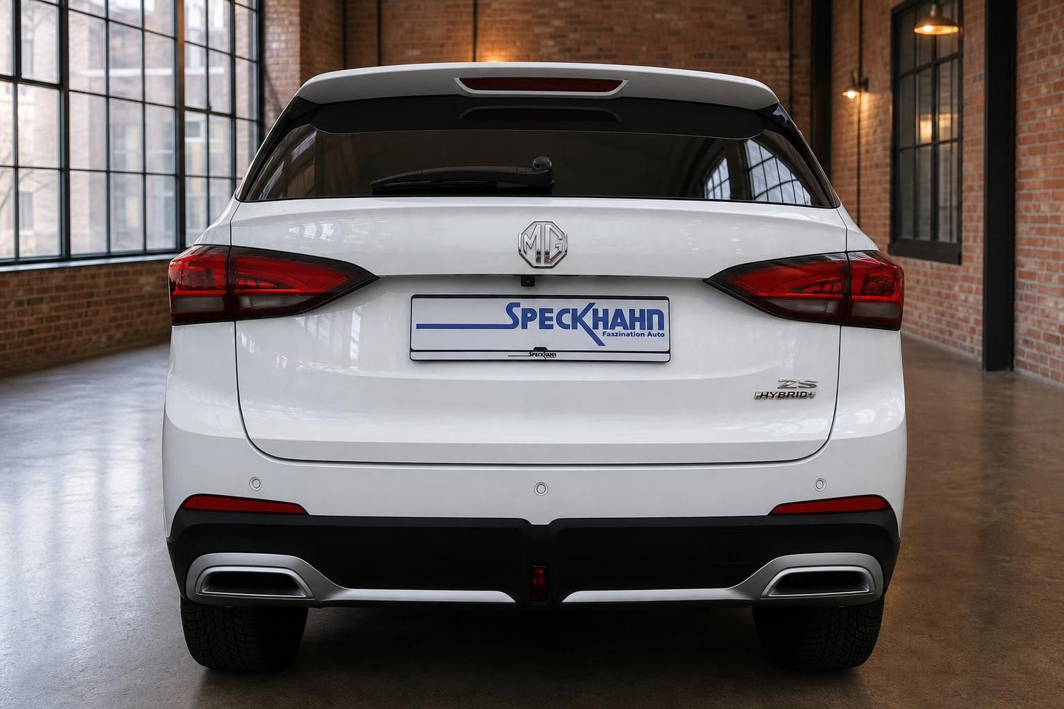 MG ZS Hybrid+ weiß, direkte Heckansicht mit Kennzeichenhalter