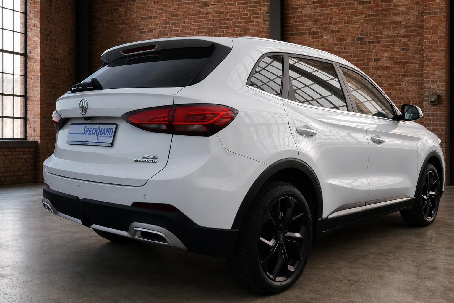 MG ZS Hybrid+ weiß, Heckansicht mit Modellschriftzug und Rücklichtern