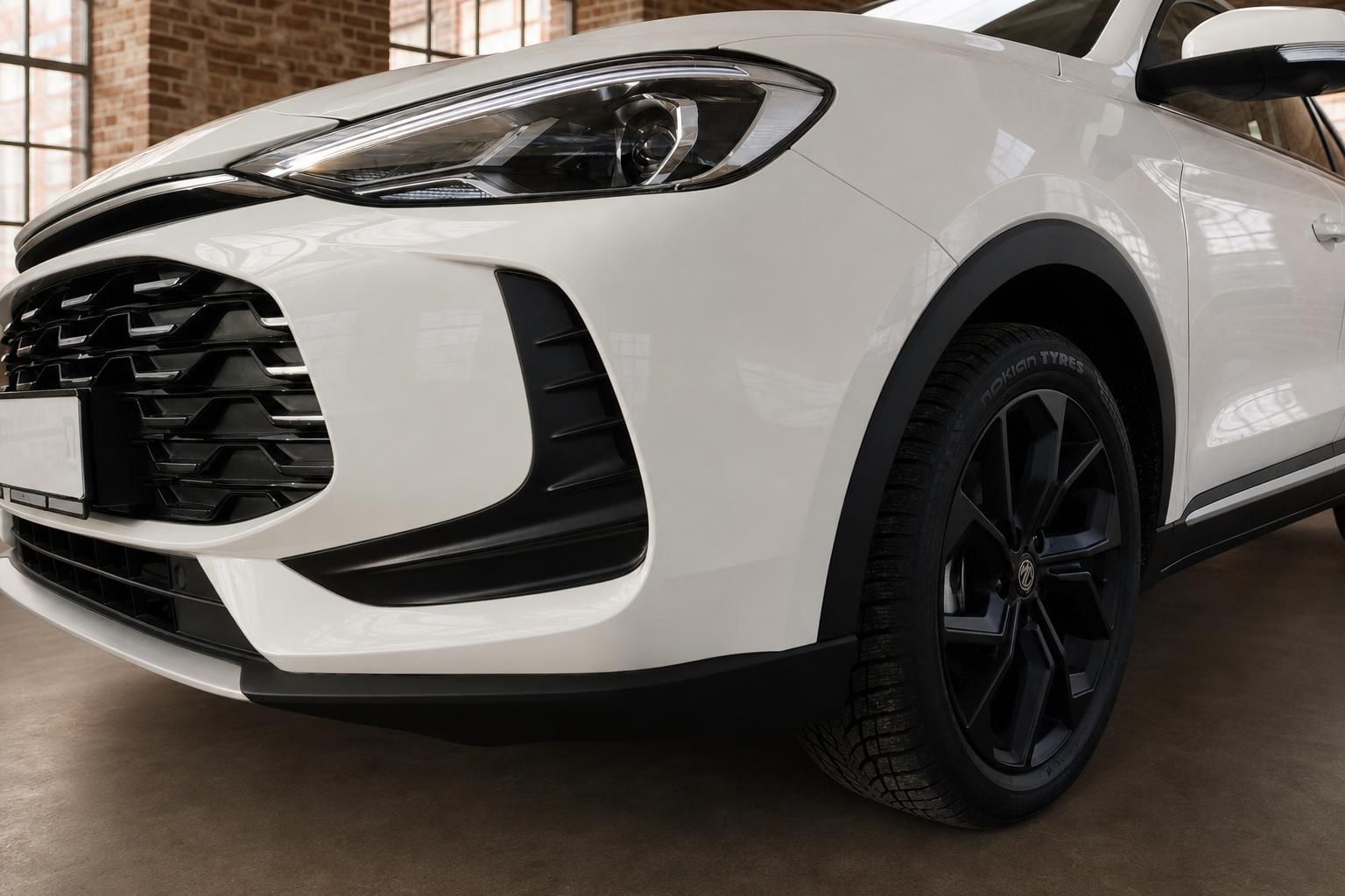 MG SUV weiß Frontstoßstange und Scheinwerfer Detailansicht