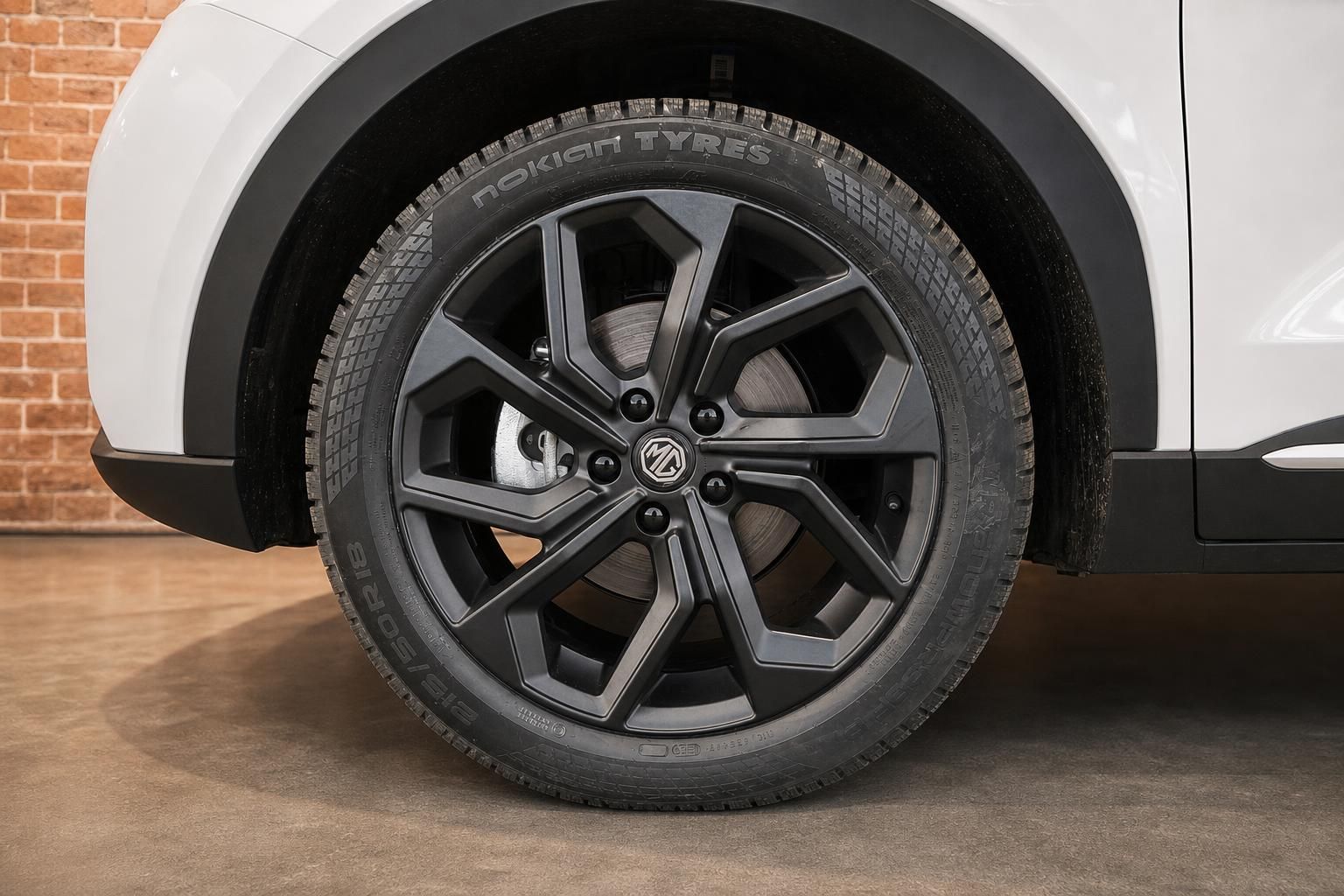 MG SUV Leichtmetallfelge schwarz mit Nokian Reifen Nahaufnahme