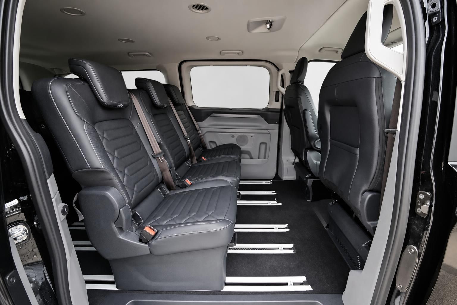 Ford Van Innenraum: Rücksitzreihe mit Lederausstattung und viel Beinfreiheit