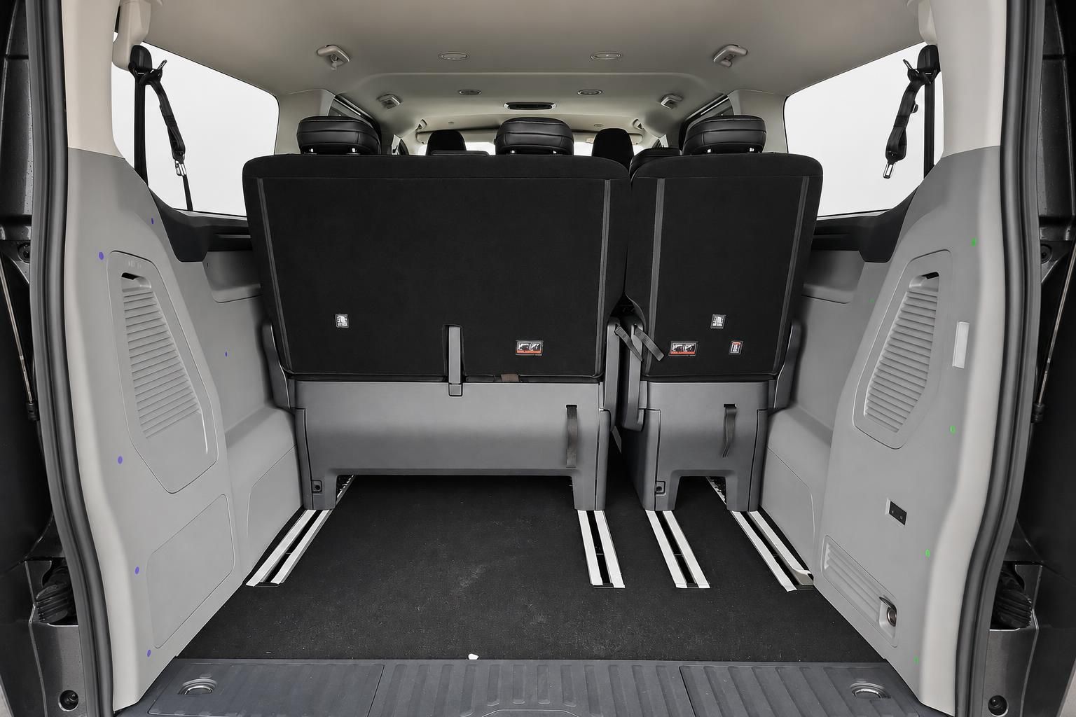 Ford Van Laderaum von hinten mit klappbaren Sitzen und Verzurrschienen