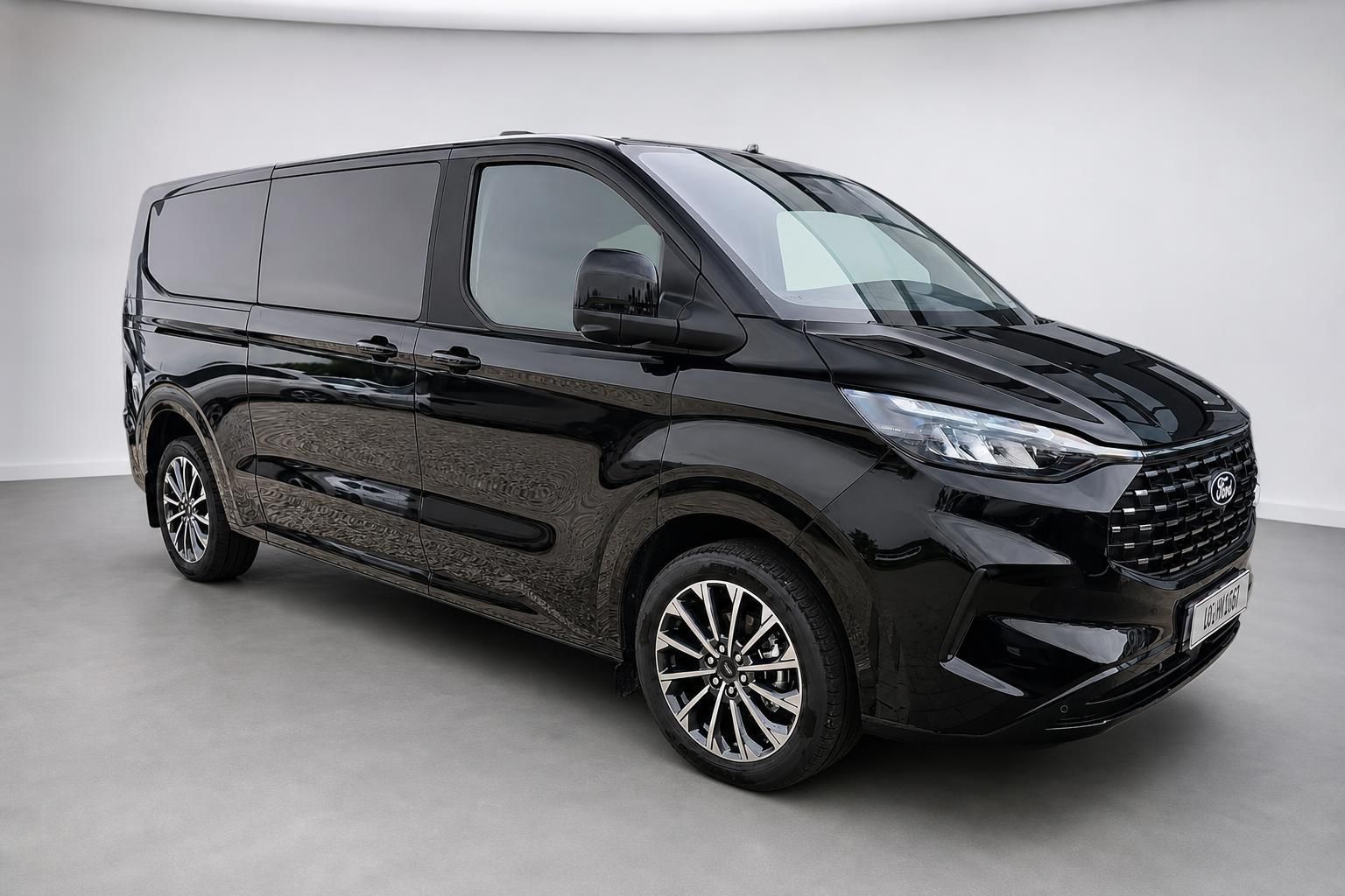 Ford Tourneo Custom schwarz Frontansicht schraeg im Studio