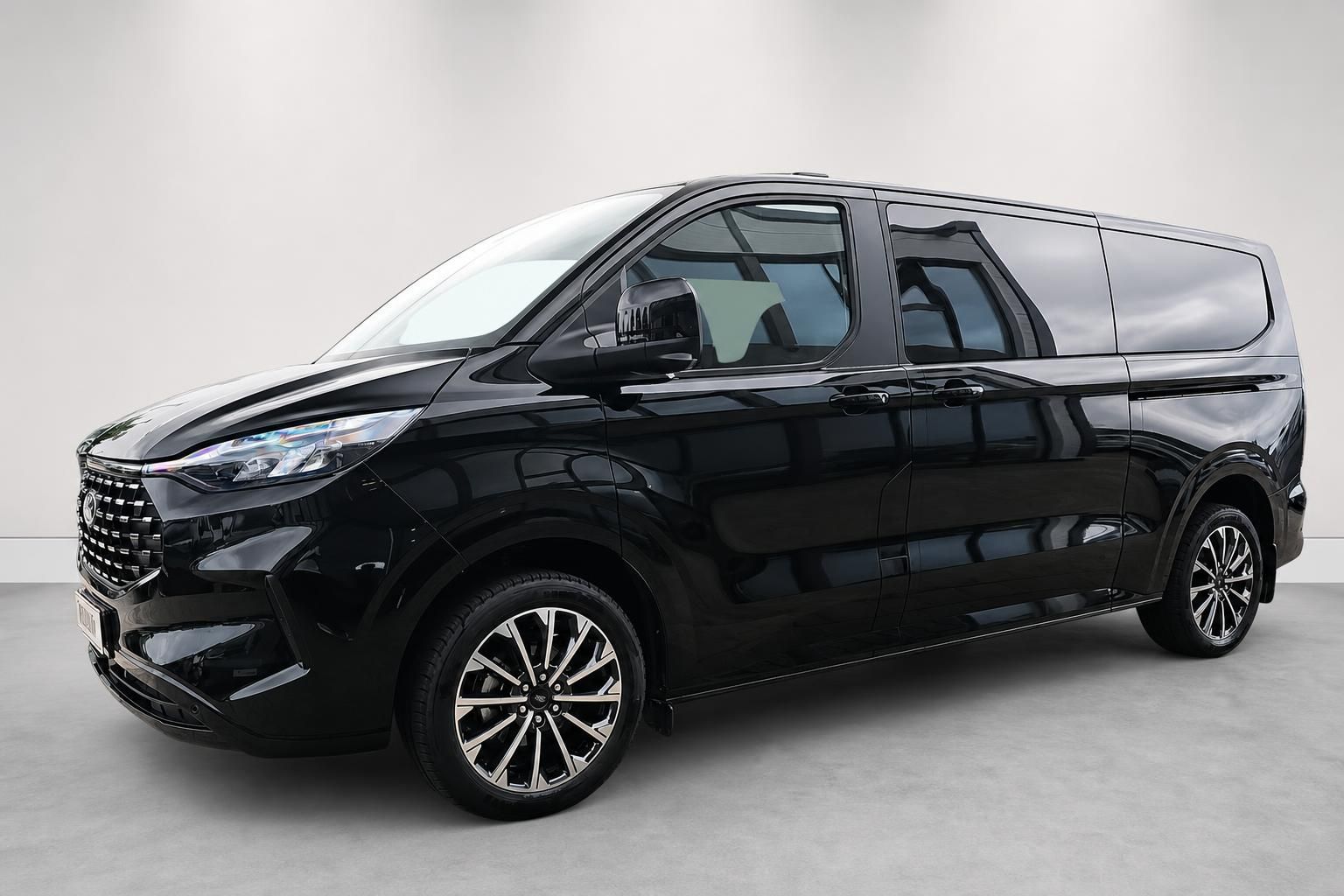 Ford Tourneo Custom schwarz Van Frontansicht schraeg