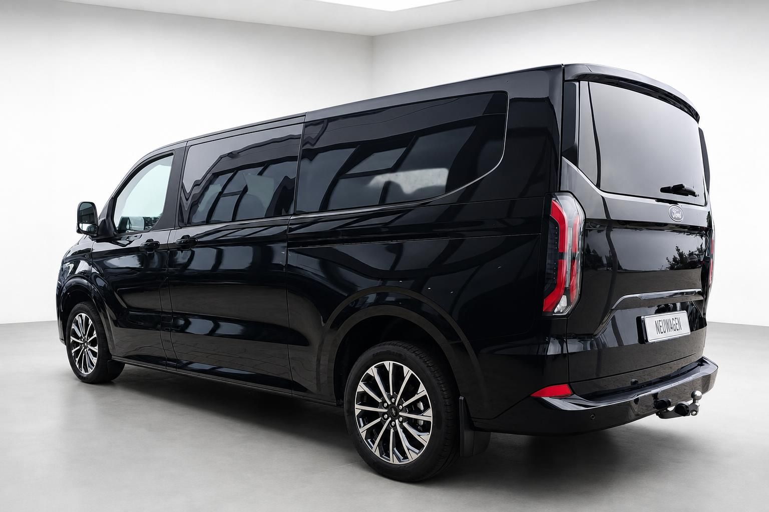 Ford Tourneo Custom schwarz Heckansicht im Studio