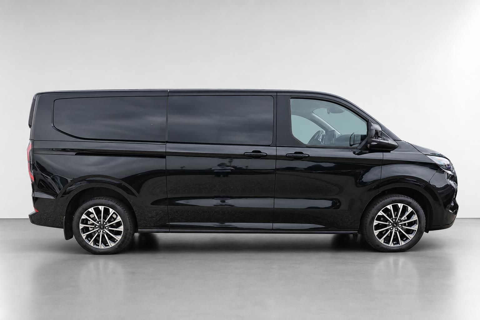 Ford Tourneo Custom schwarz Seitenansicht Van Neuwagen