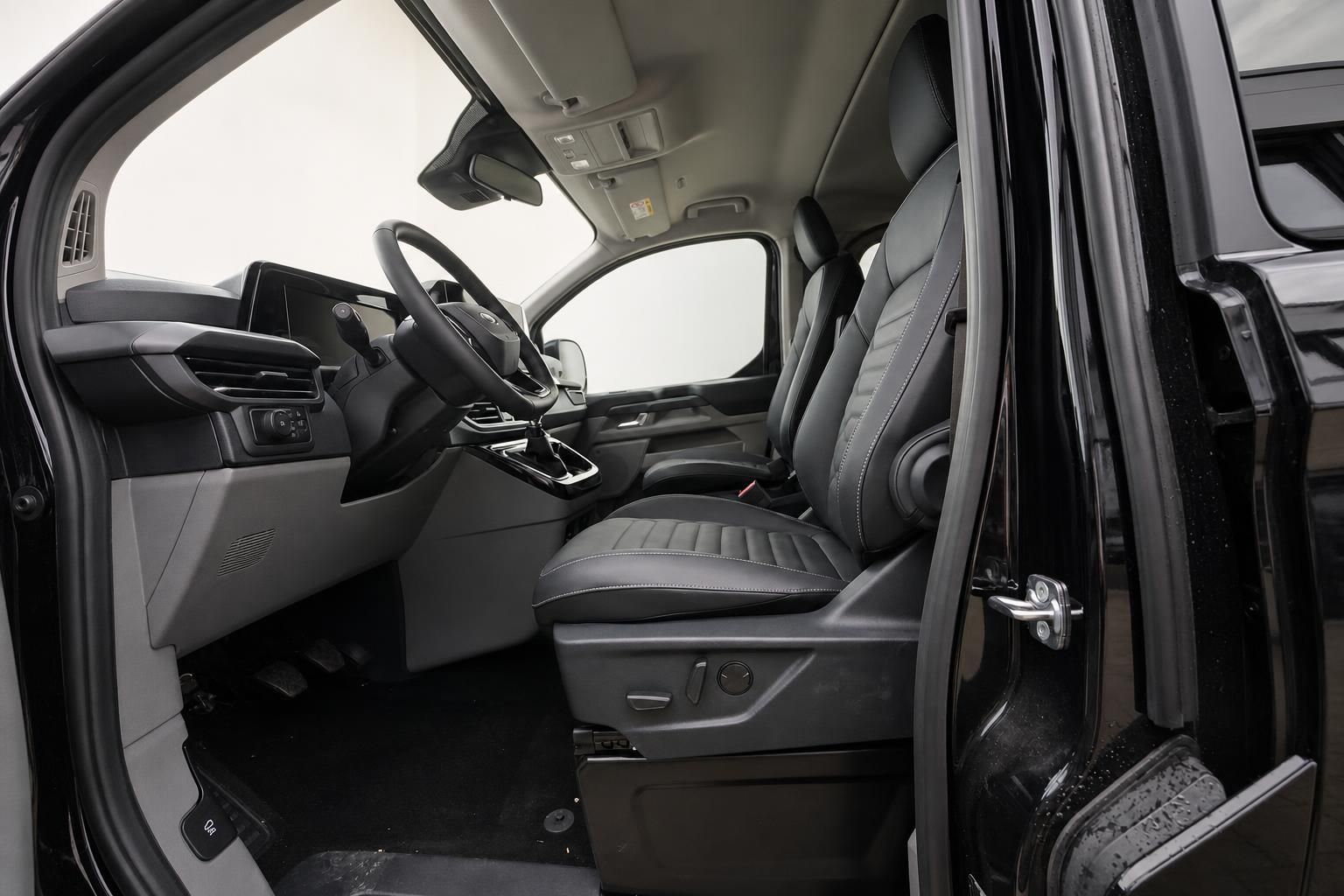 Ford Tourneo Custom Innenraum Fahrersitz Cockpit Leder