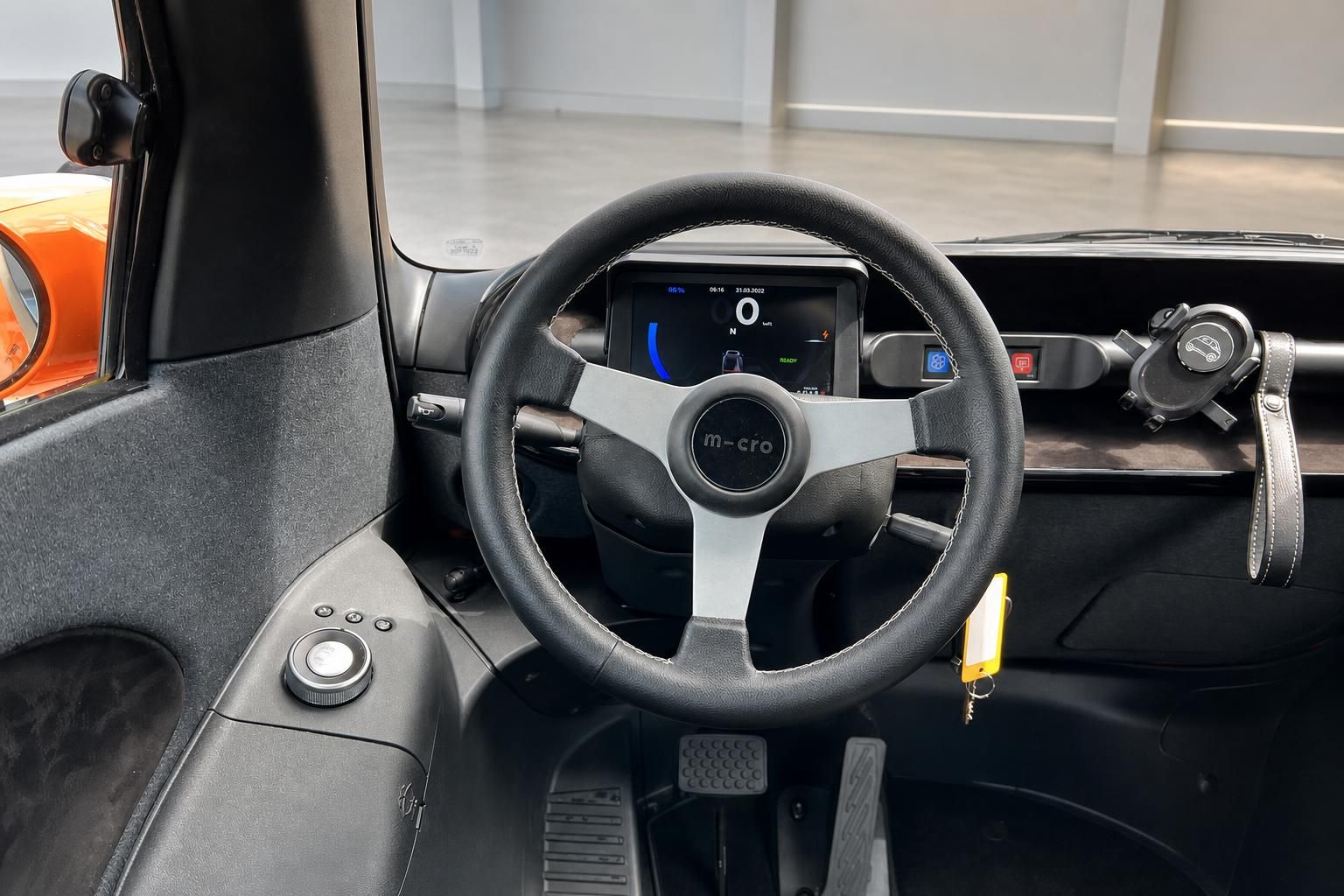 Microcity Fahrzeug Innenraum mit modernem Lenkrad und digitalem Display