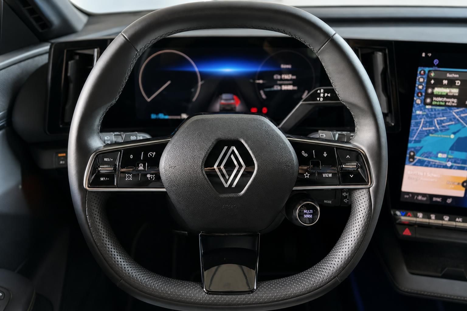 Renault Lenkrad mit Logo und digitalem Kombiinstrument im Detail