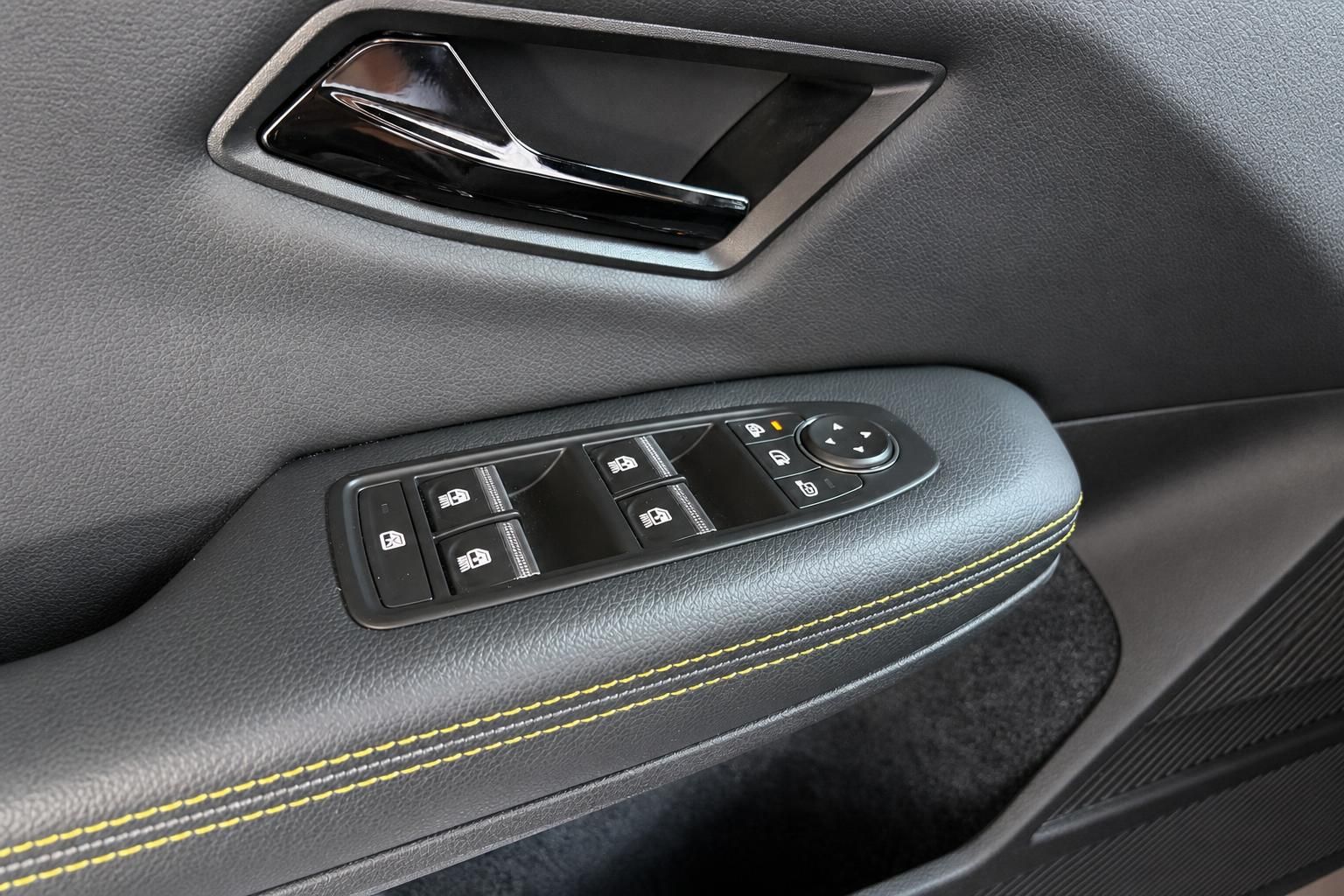 Türverkleidung mit Fensterhebern und Griff im Renault Innenraum