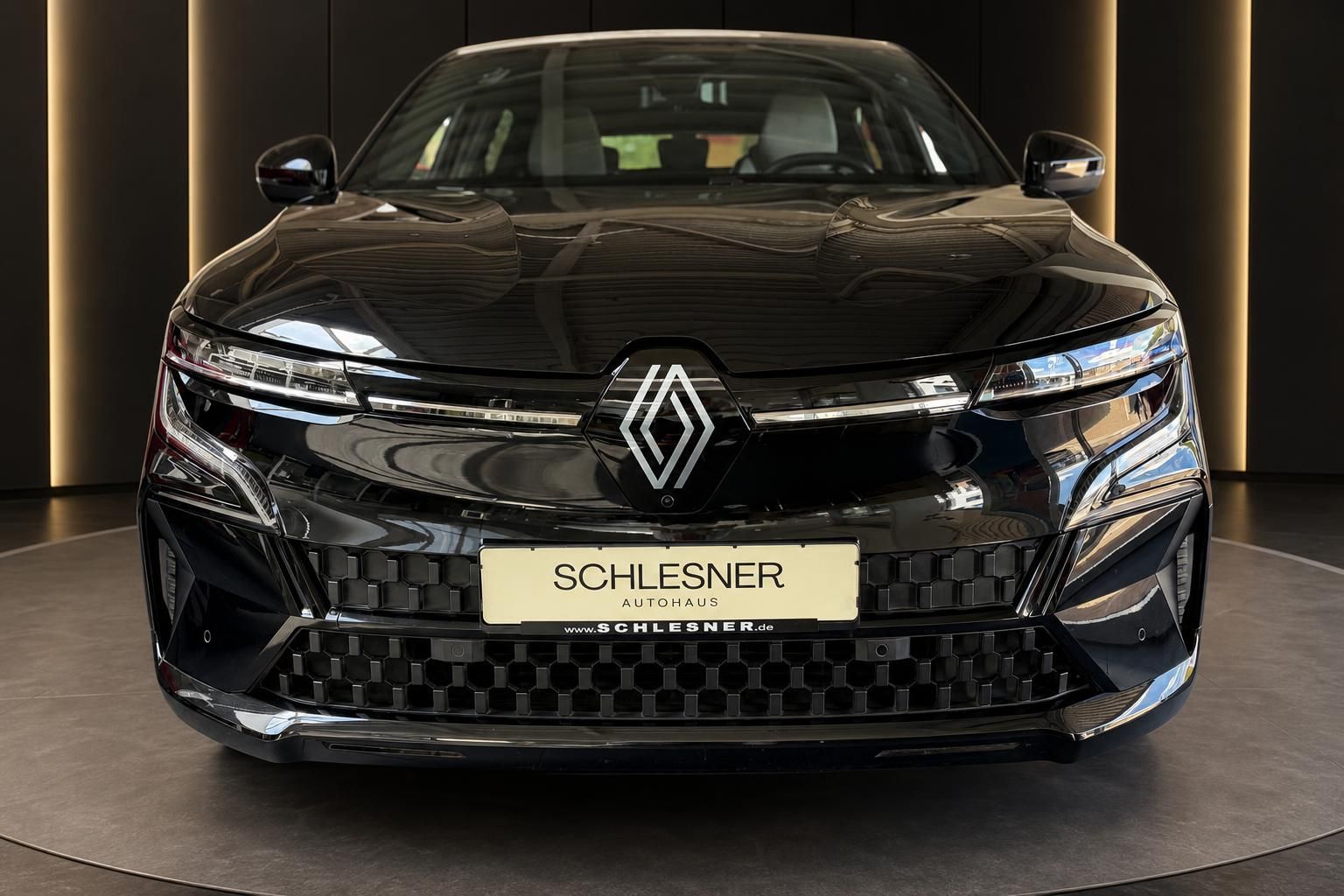 Renault Rafale Frontansicht mit Logo, schwarz lackiert