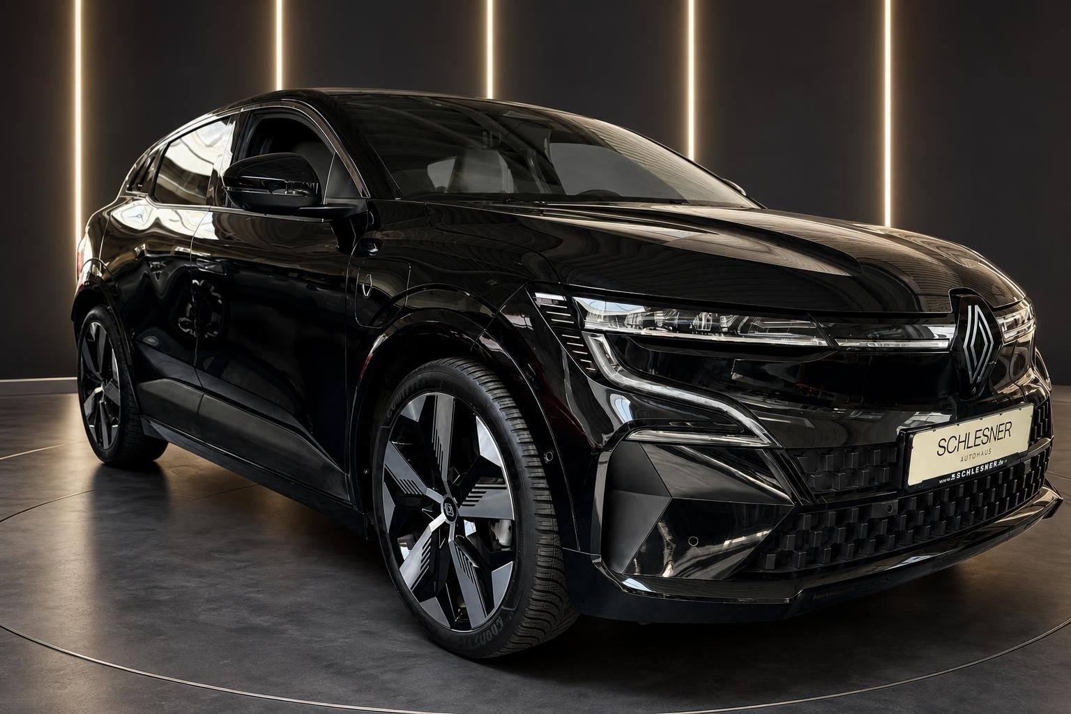Schwarzer Renault Rafale von vorne seitlich im Showroom