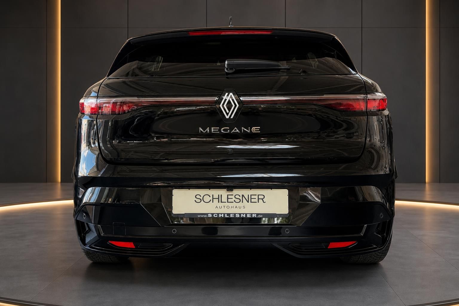 Renault Megane E-Tech schwarz, direkte Heckansicht mit Markenlogo