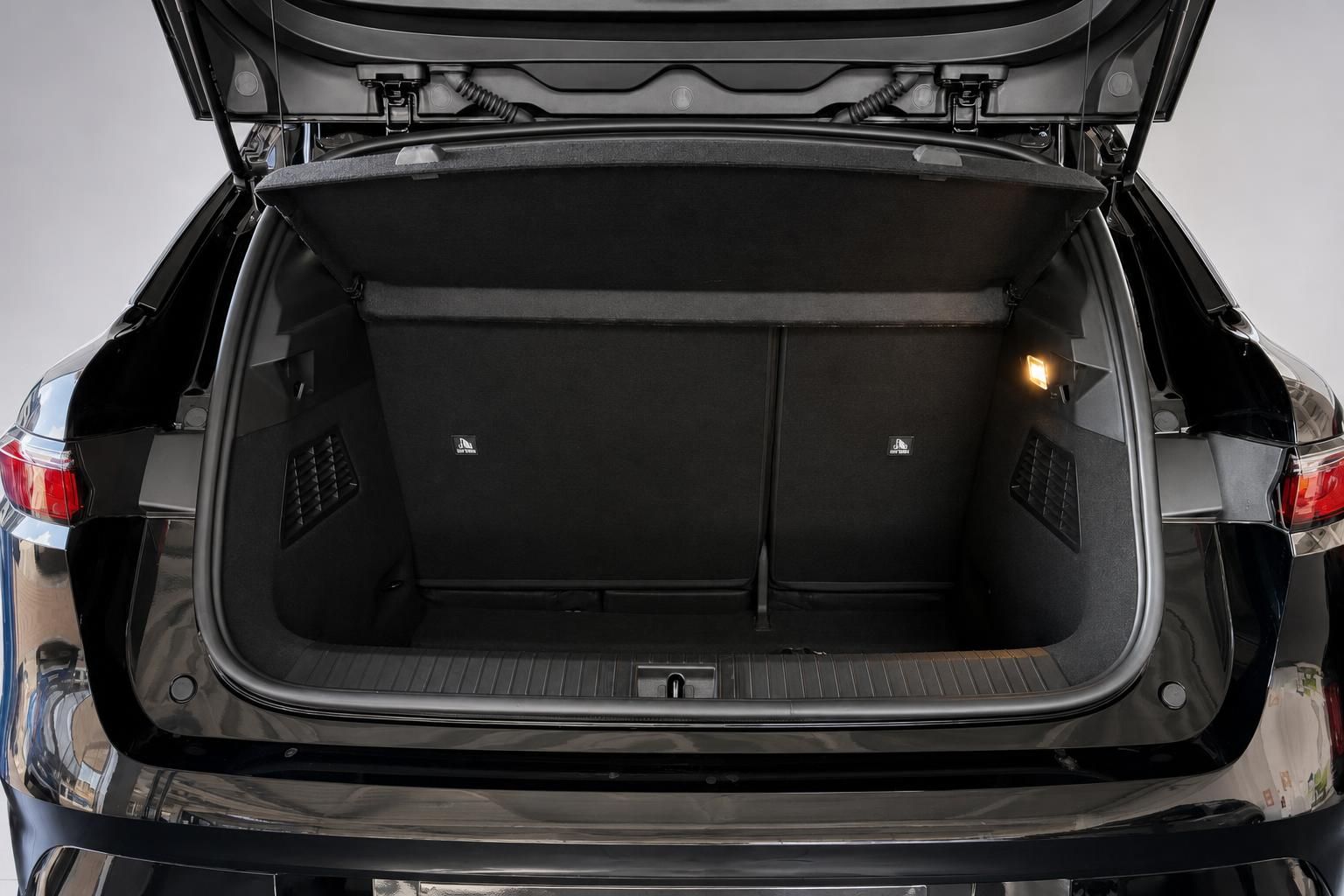 Kofferraum des Renault Megane E-Tech mit geoeffneter Heckklappe