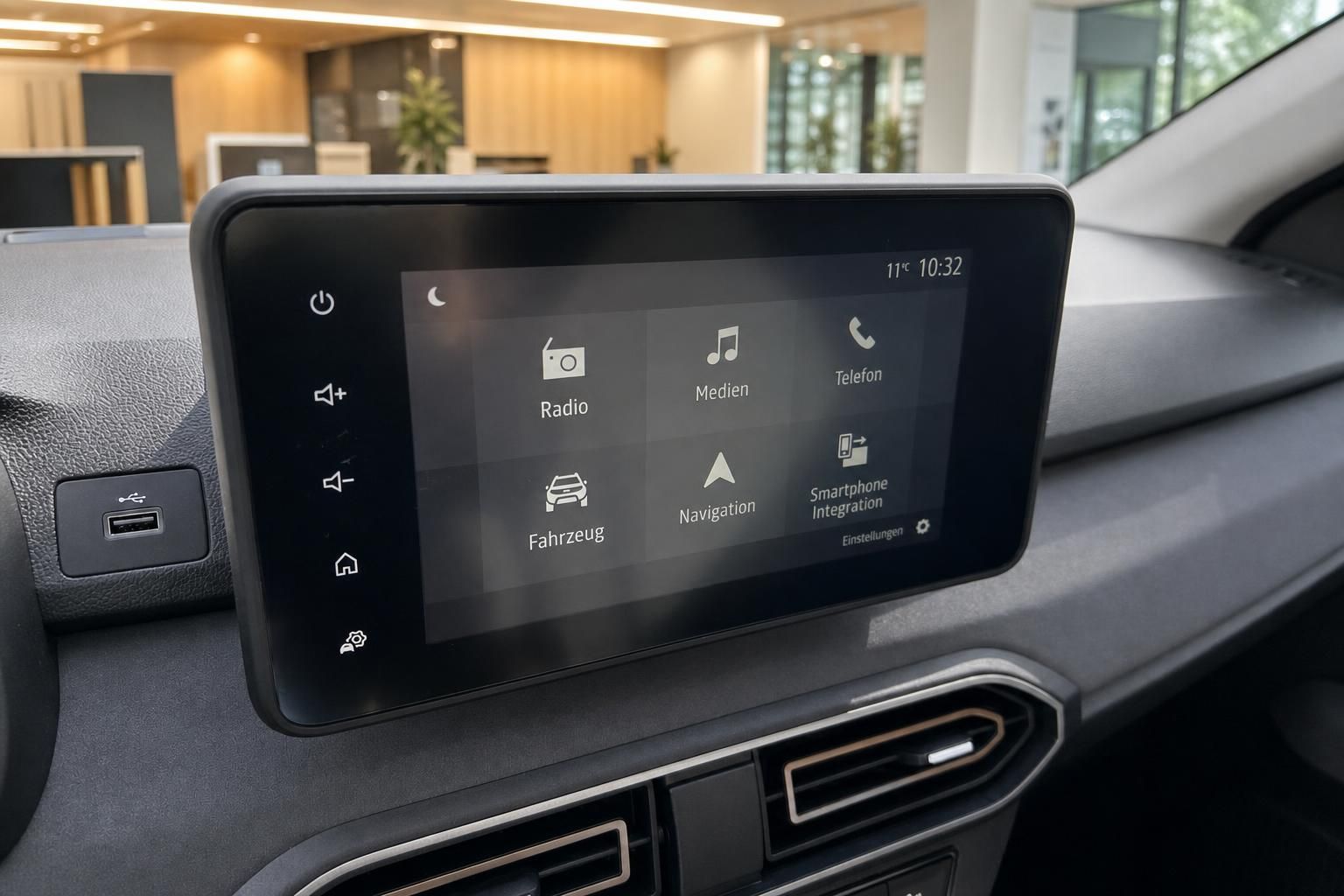 Dacia Infotainment-System mit Touchscreen und Menüauswahl im Fahrzeug