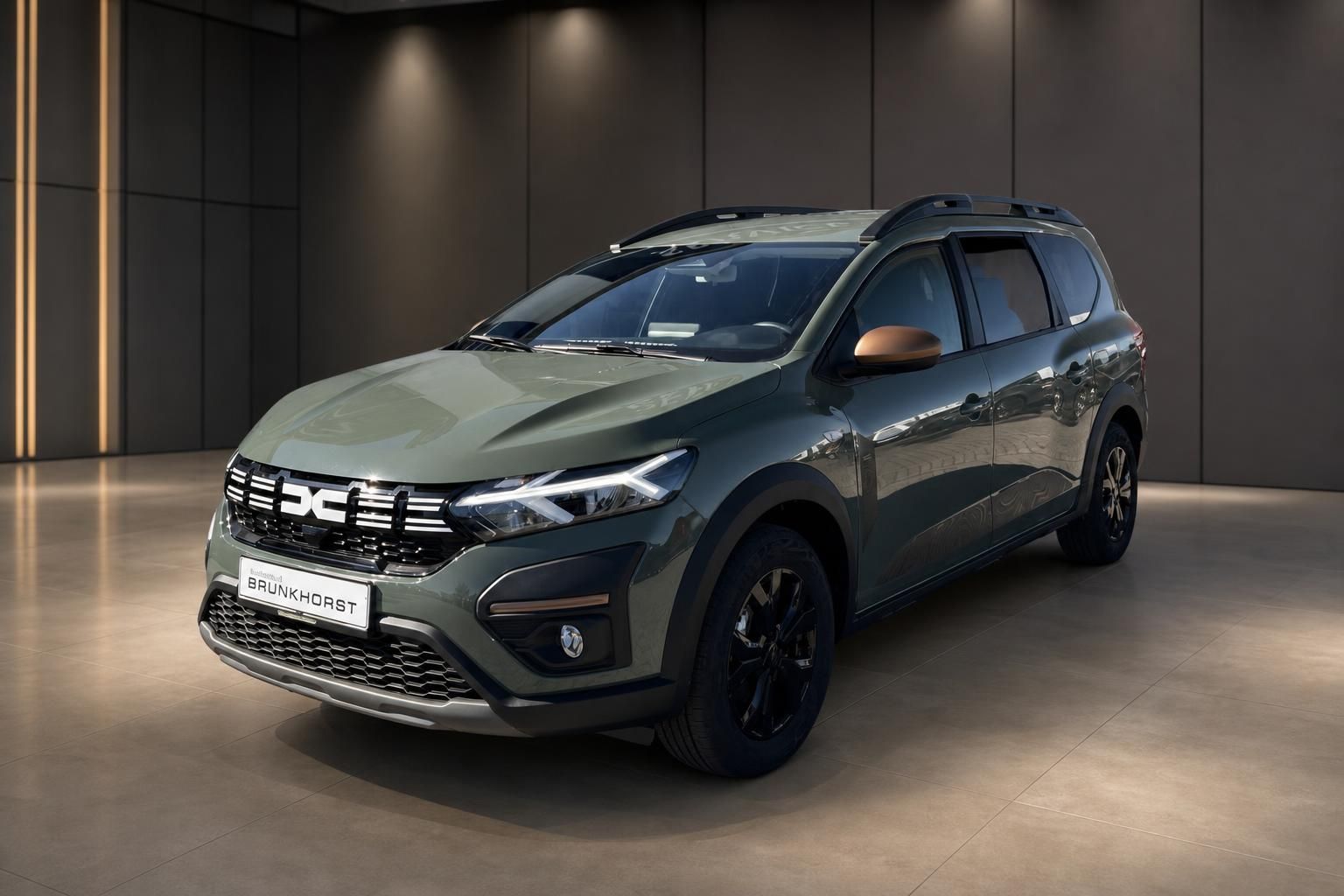 Dacia Jogger Hybrid grün metallic - Seitenansicht des familienfreundlichen 7-Sitzers im Showroom